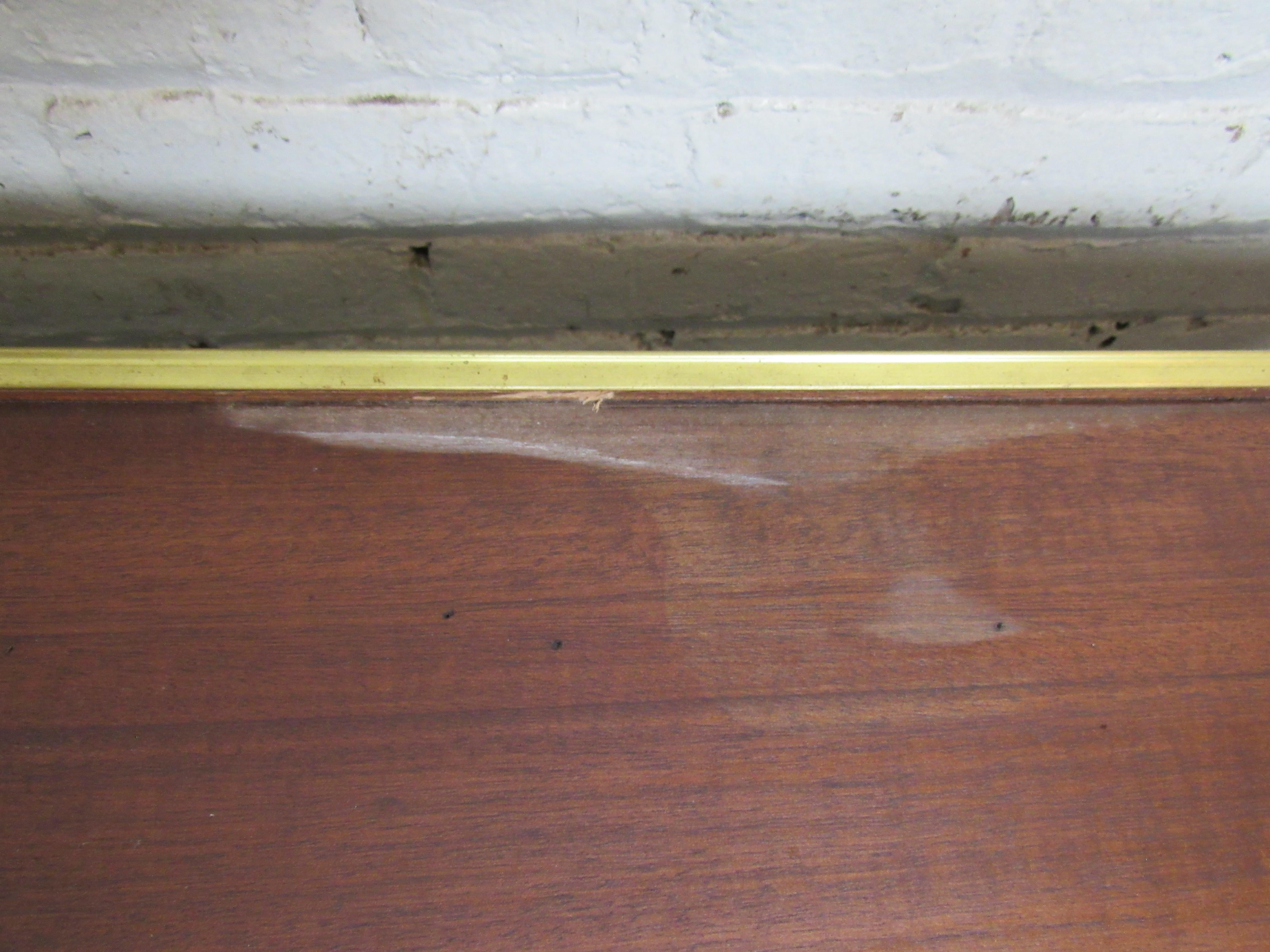 Petite table basse en laiton moderne du milieu du siècle dernier en vente 3