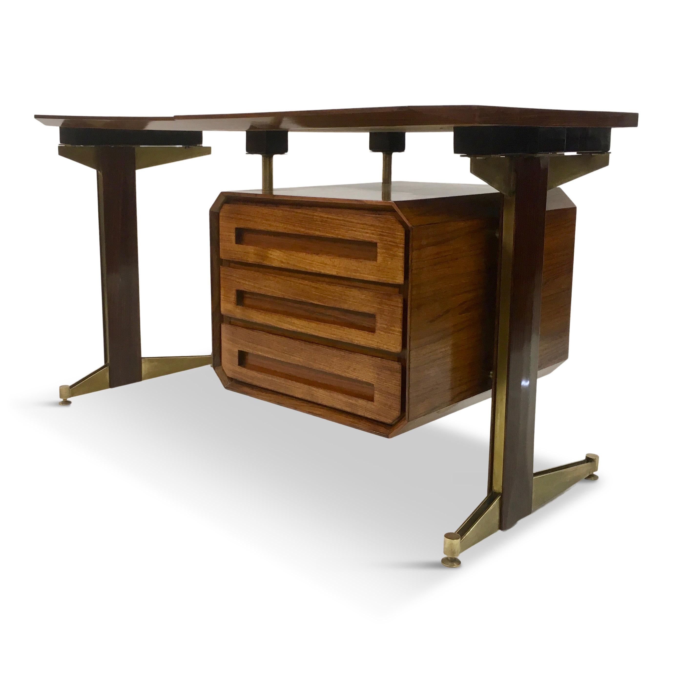 Small desk

By Dassi

Walnut and brass

Three drawers,

circa 1956

Italy.