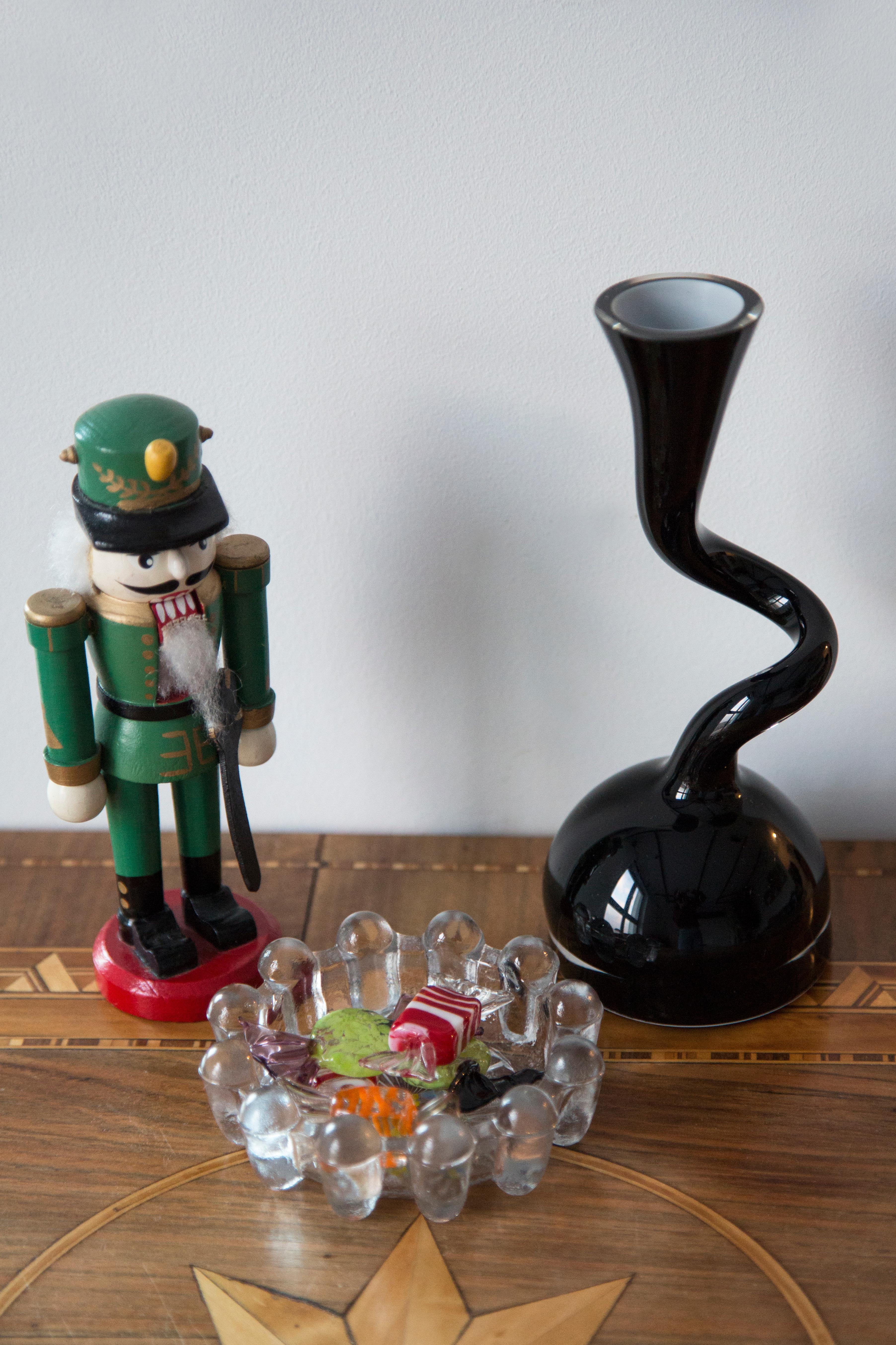 Vase noir de forme organique étonnante. Produit dans les années 1960, en Italie.
Verre en parfait état. Le vase semble avoir été sorti de sa boîte.

Pas d'accrocs, de défauts, etc. La surface extérieure en relief, l'intérieur lisse. Vase en verre