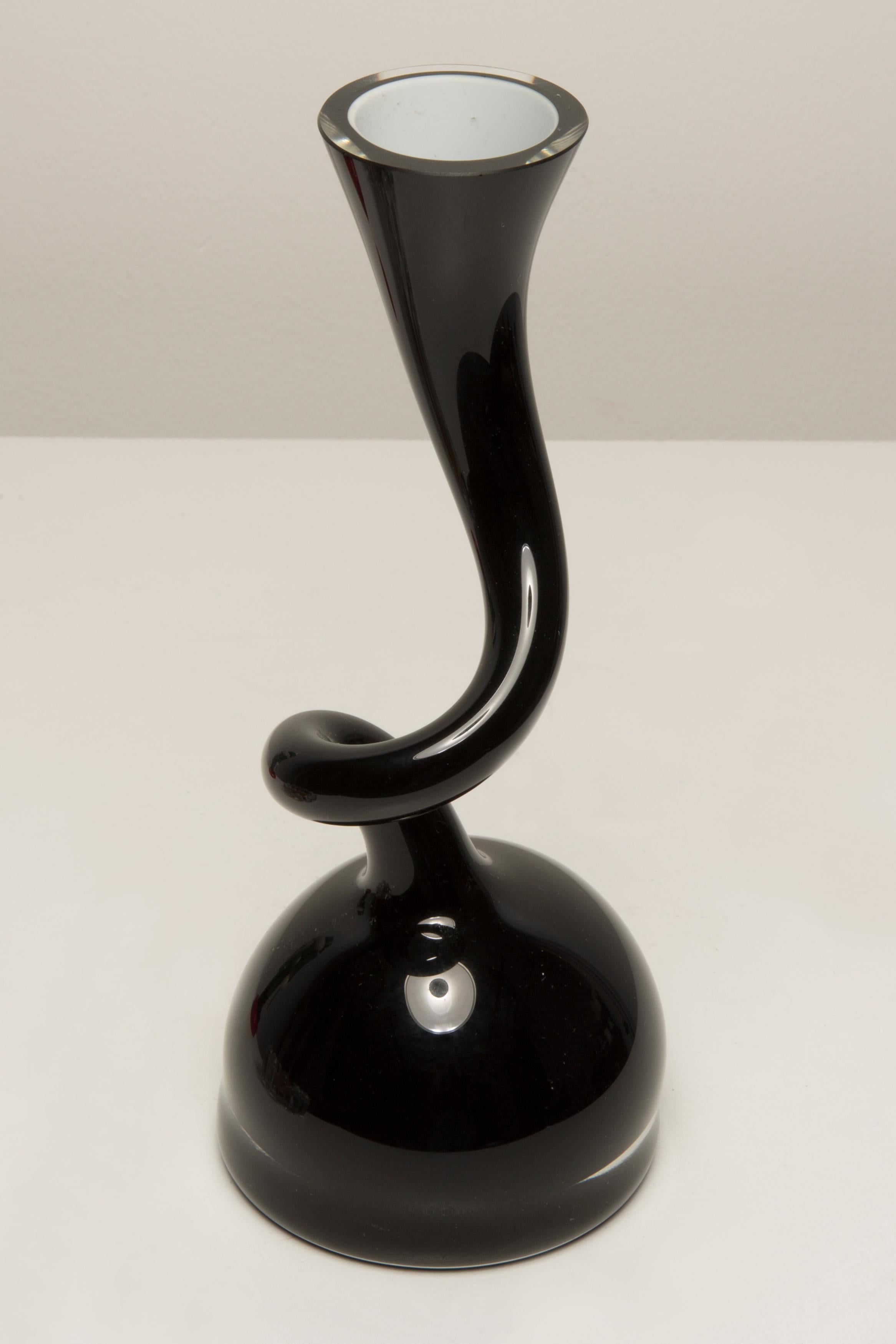italien Petit vase artistique noir du milieu du siècle, Europe, années 1960 en vente