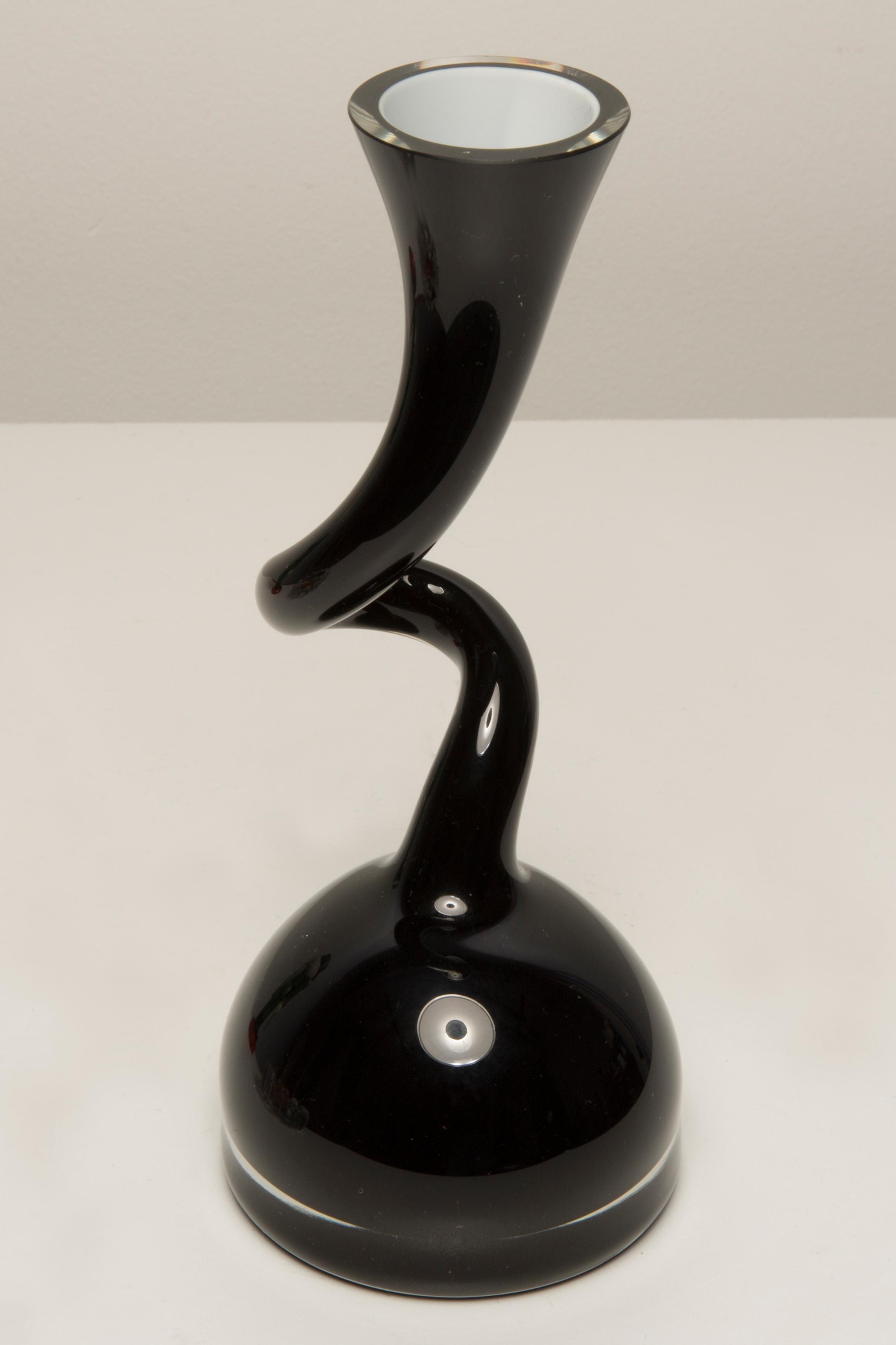 Petit vase artistique noir du milieu du siècle, Europe, années 1960 Bon état - En vente à 05-080 Hornowek, PL