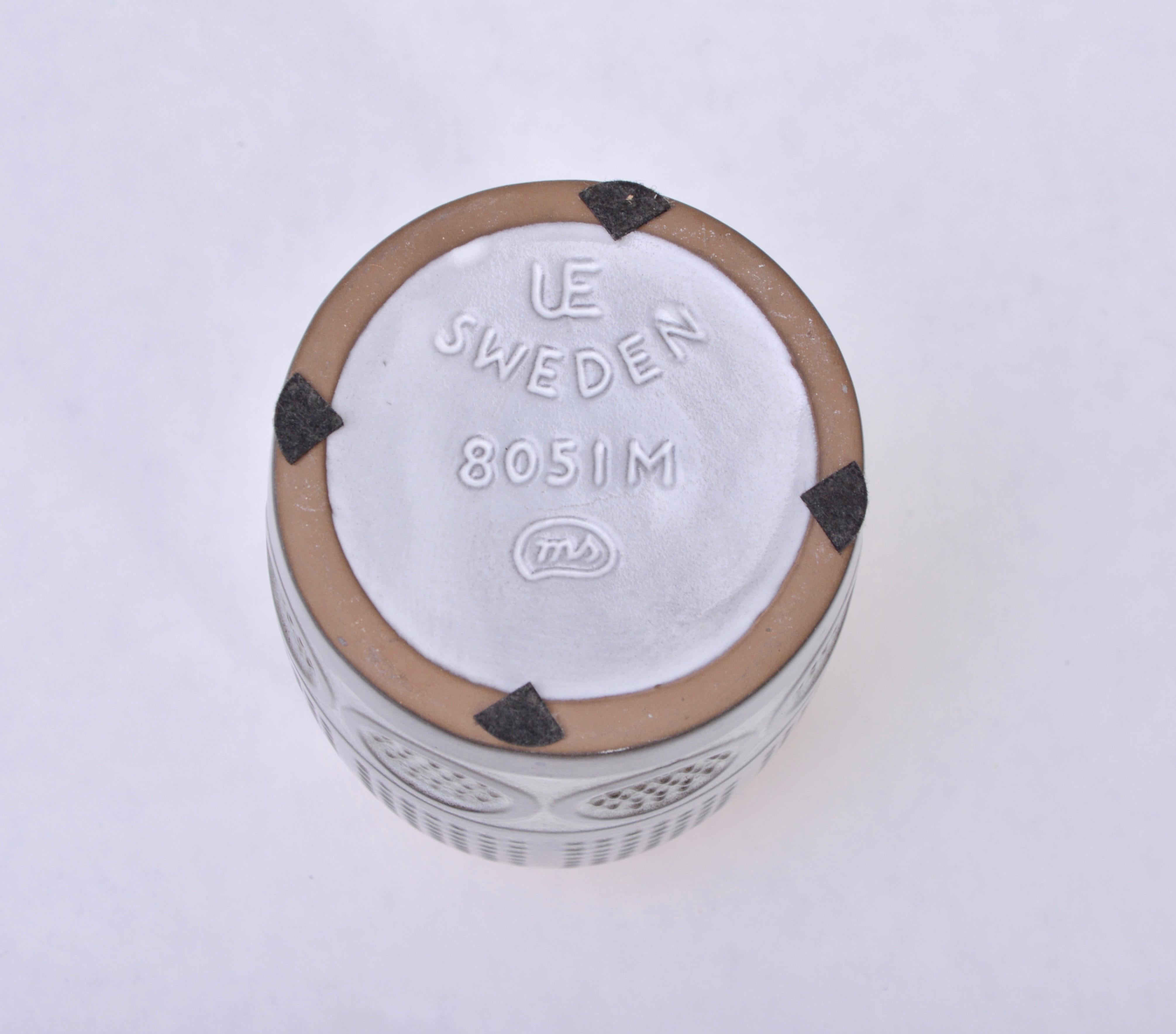 Svedese Piccolo vaso in ceramica marrone del Medioevo moderno di Mari Simulsson per Upsala Ekeby in vendita
