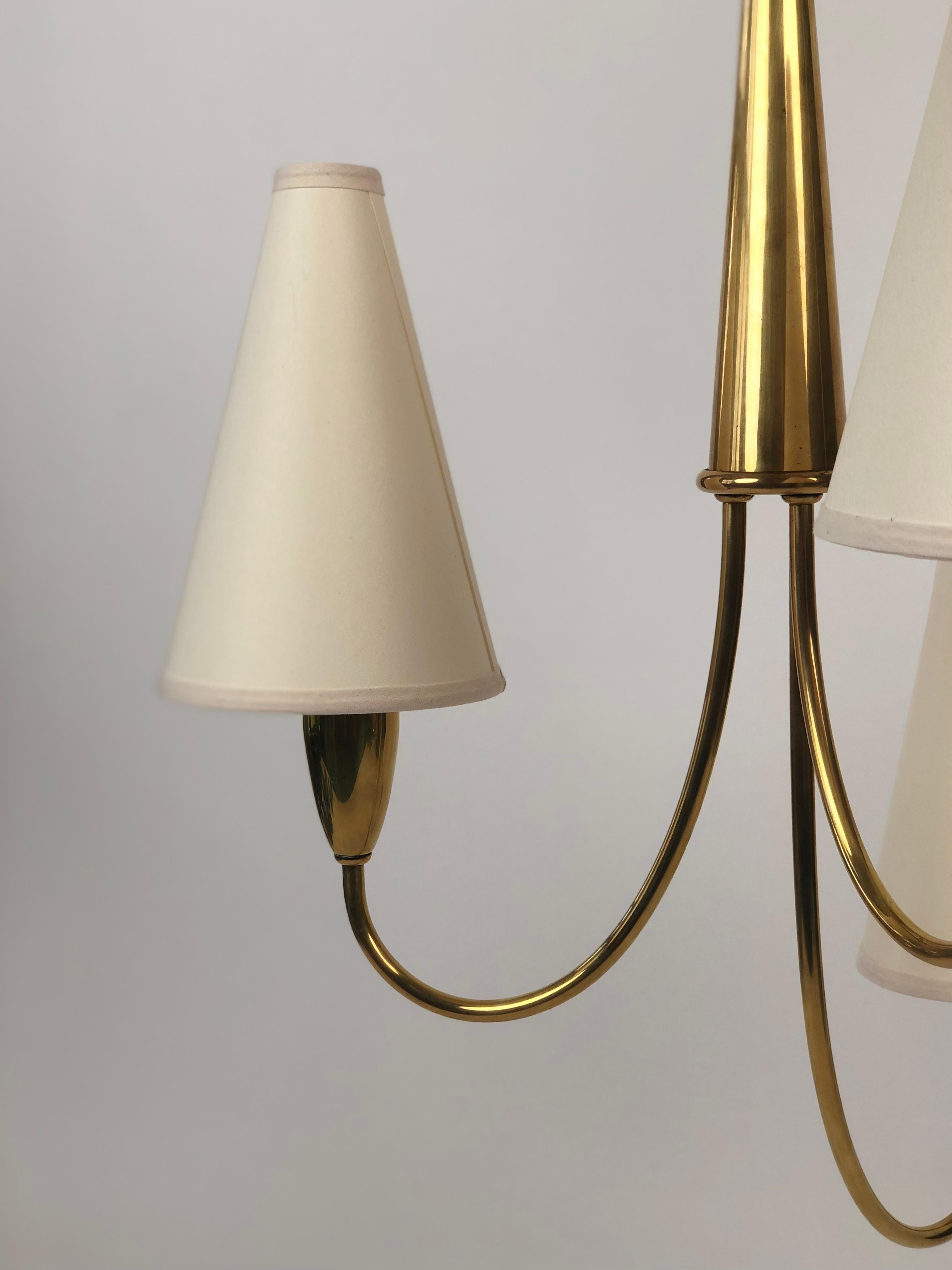 Small Mid Century Chandelier in Brass with three Paper Shades In Good Condition For Sale In Vienna, Austria