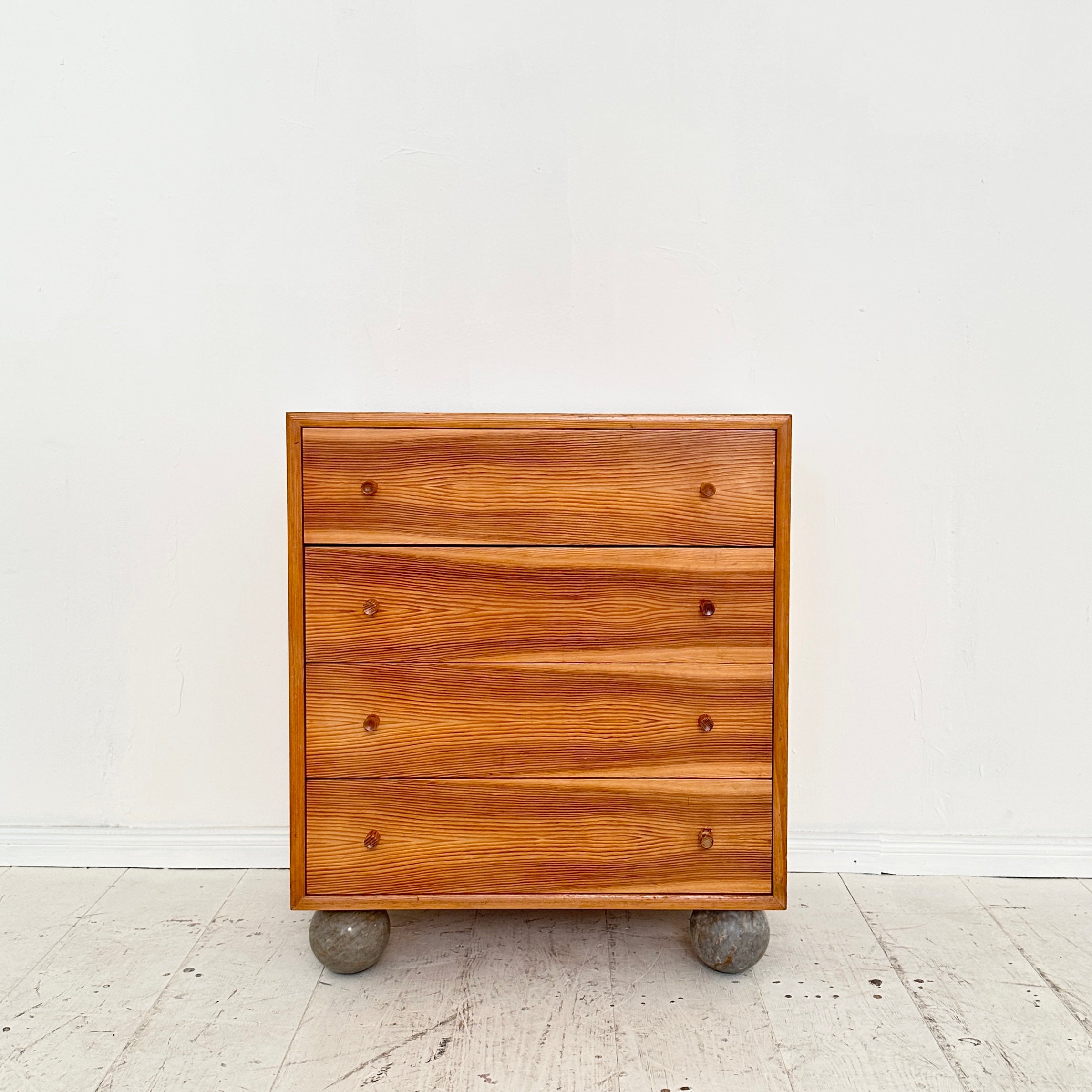 This fantastic Small Mid-Century Chest of Drawers in Spruce and with round  Marble Ball Feet was made around 1972.
The chest is in a great vintage condition.
A unique piece which is a great eye-catcher for your antique, modern, space age or