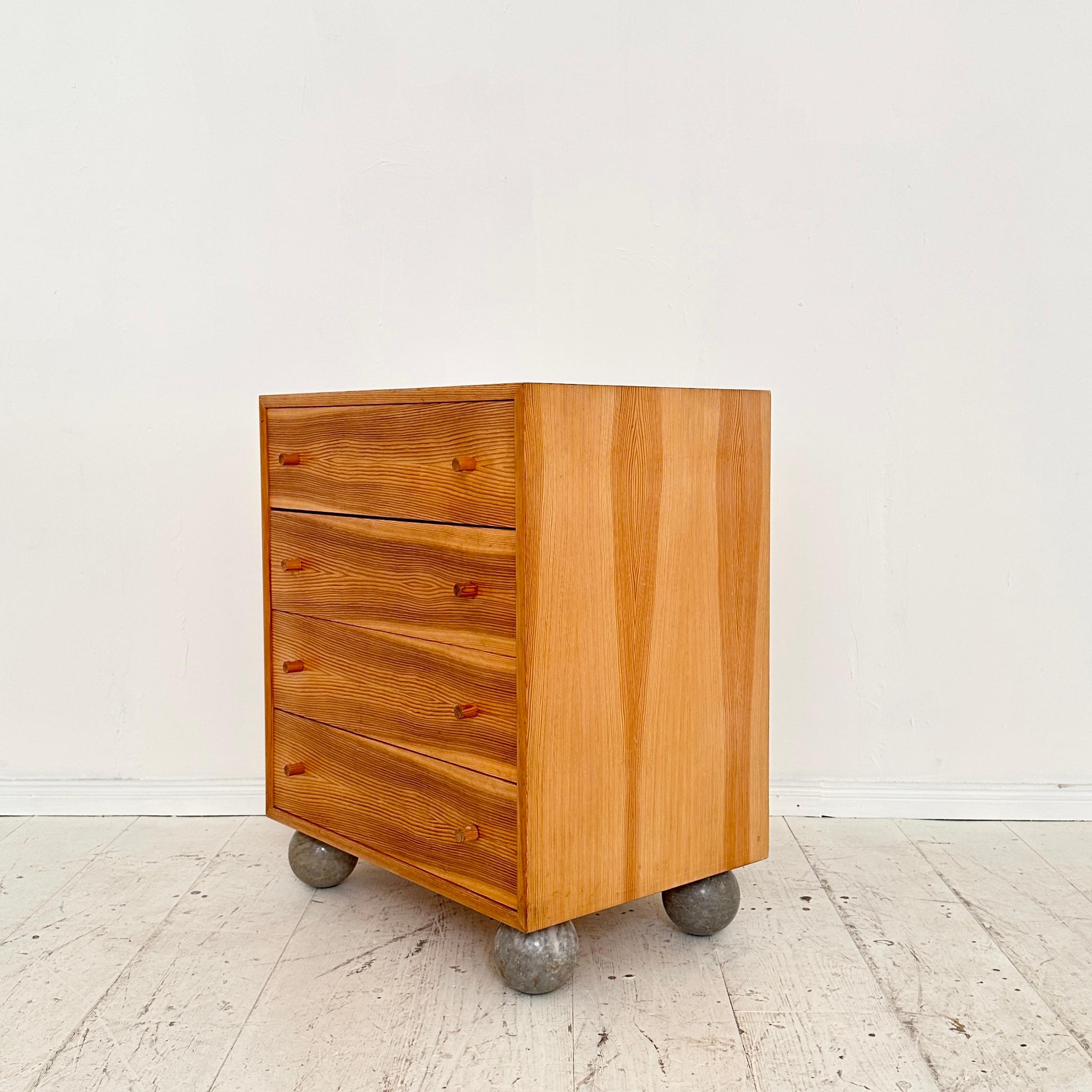 Small Mid-Century Chest of Drawers in Spruce and Marble, 1972 In Good Condition For Sale In Berlin, DE