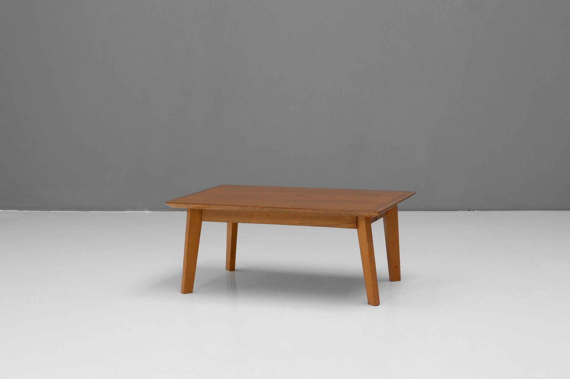Tavolino da caffè in Oak, rifinito, alcuni danni al piano come mostrato nelle immagini. K.K. circa 1960.

H. H. 29cm x L. 69cm x P. 48cm