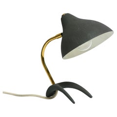 Petite lampe de table en forme de pied de corbeau du milieu du siècle par Louis Kalff en très bon état