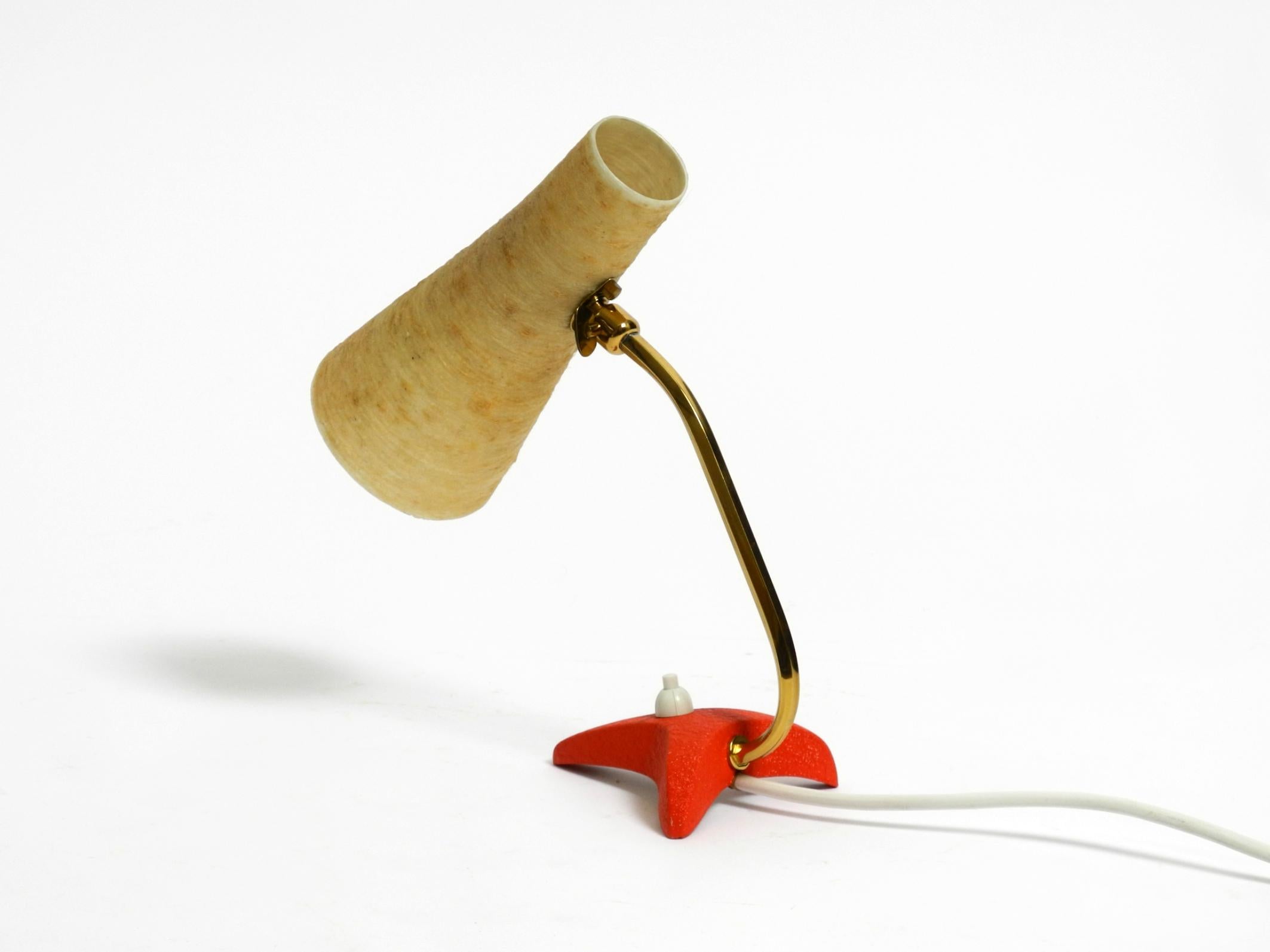 Kleine Krähenfuß-Tischlampe aus der Mitte des Jahrhunderts mit Lampenschirm aus Fiberglas von Cosack im Angebot 3