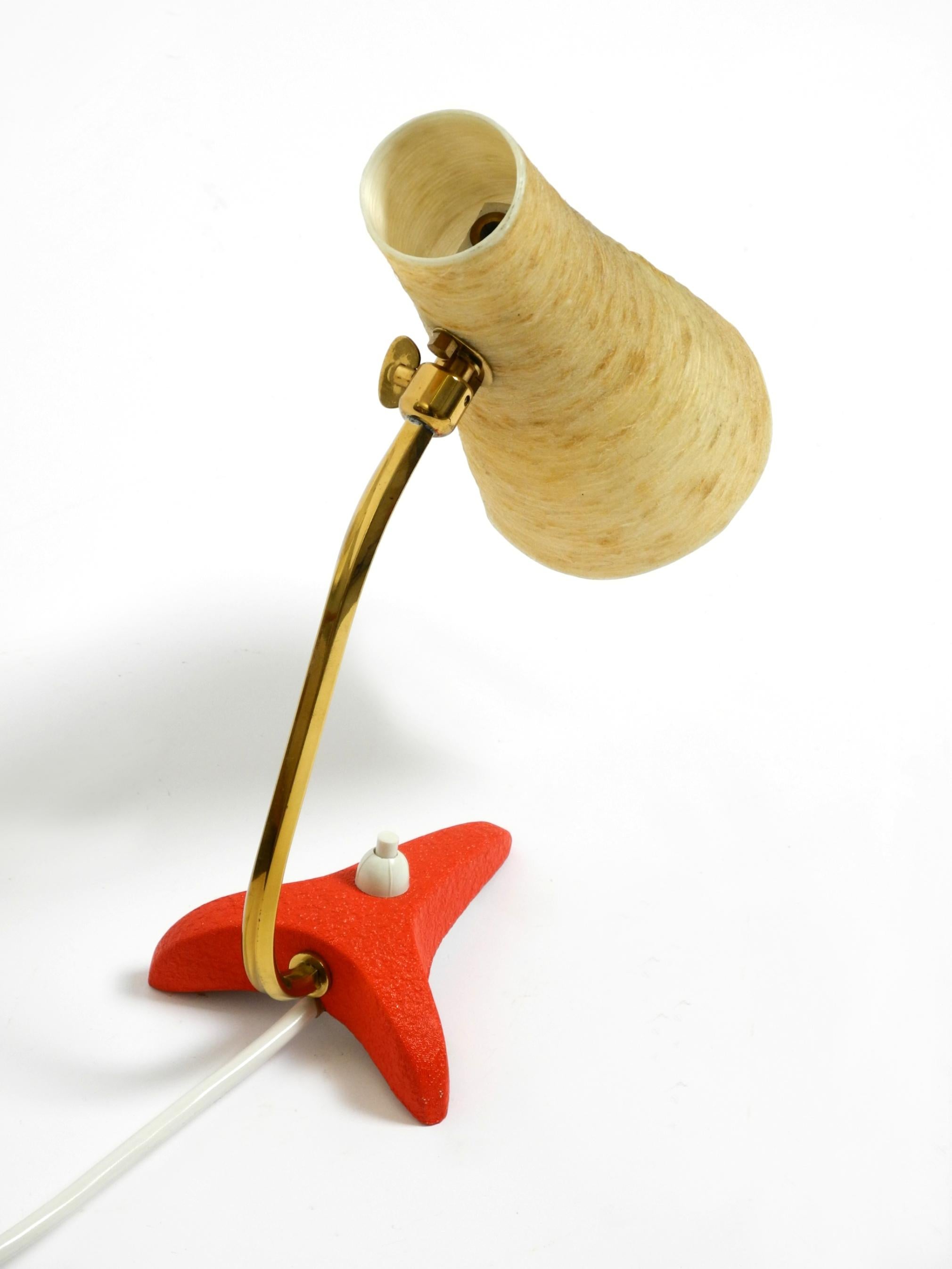 Kleine Krähenfuß-Tischlampe aus der Mitte des Jahrhunderts mit Lampenschirm aus Fiberglas von Cosack im Angebot 4