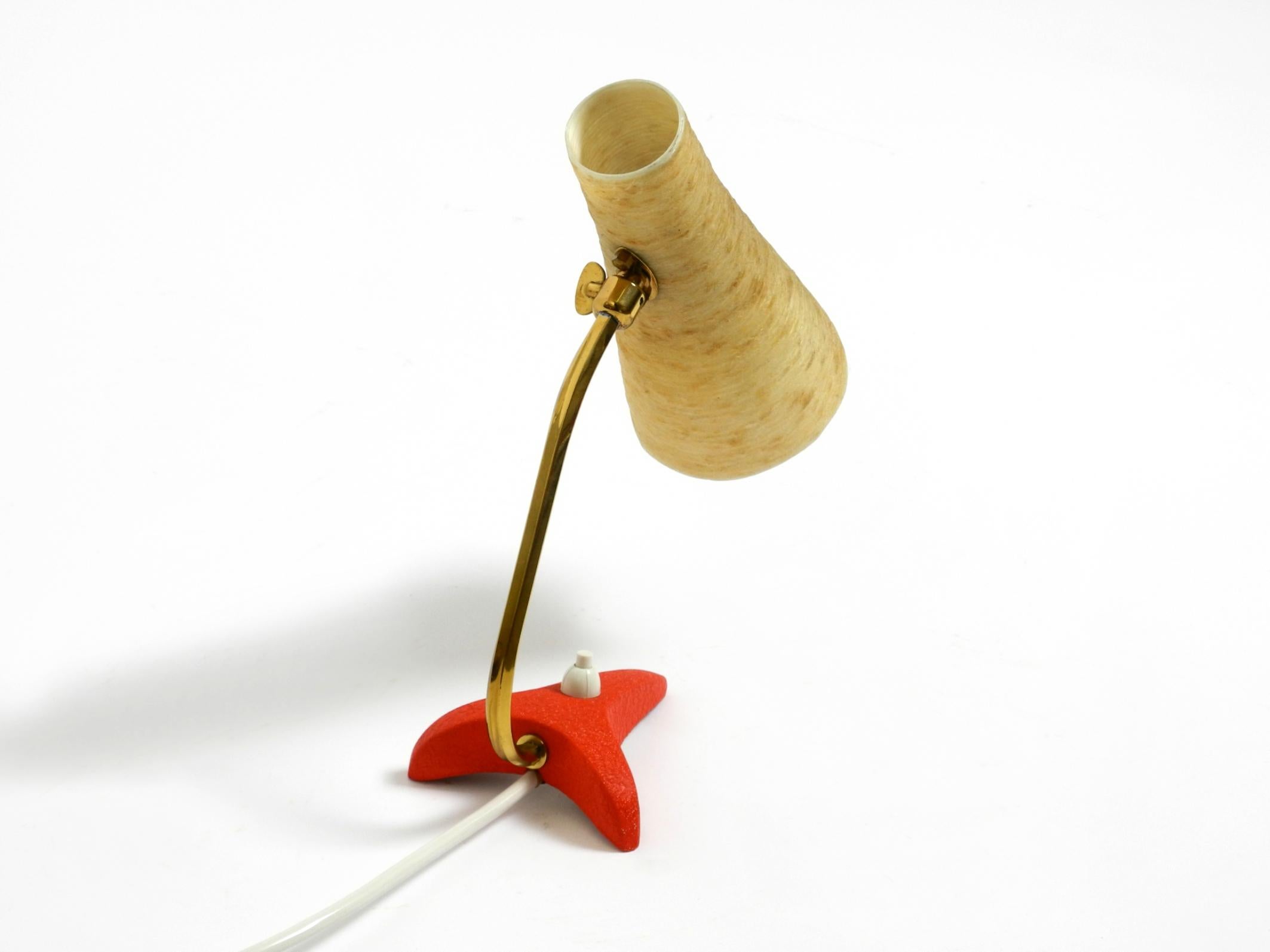 Kleine Krähenfuß-Tischlampe aus der Mitte des Jahrhunderts mit Lampenschirm aus Fiberglas von Cosack im Angebot 5