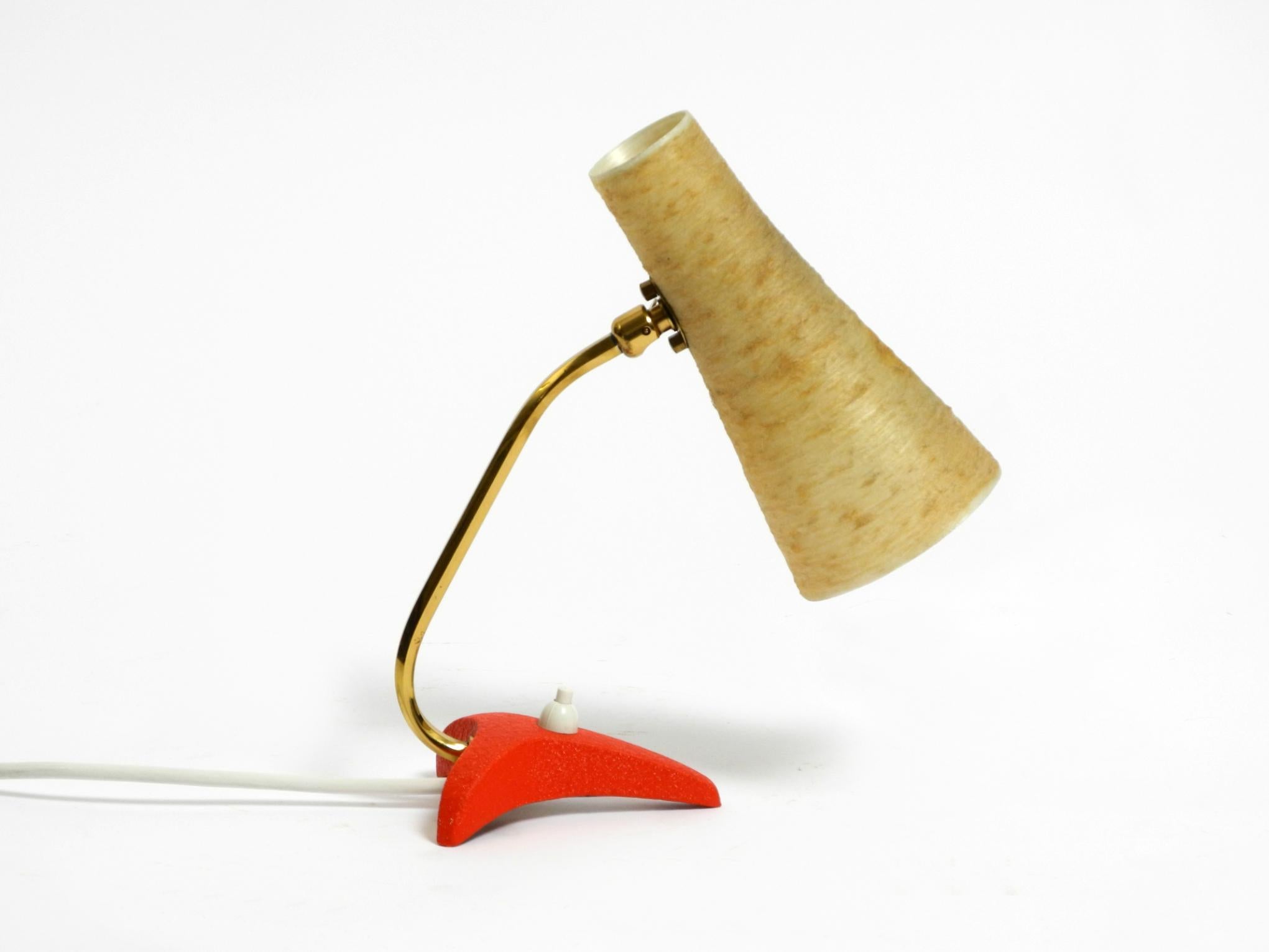 Schöne kleine Mid Century Modern Tischlampe von Cosack. Hergestellt in Deutschland.
Der Lampenschirm ist aus Fiberglas, der Krähenfuß ist aus Metall mit rotem Schrumpflack, der Hals ist aus Messing.
Schönes Design aus den 1950er Jahren in sehr gutem