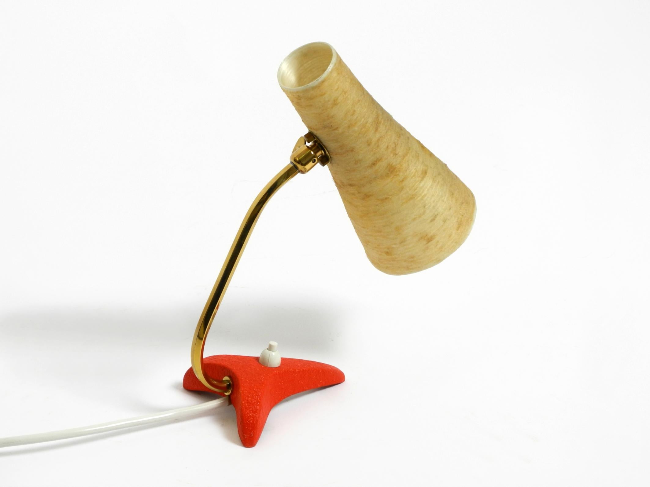 Kleine Krähenfuß-Tischlampe aus der Mitte des Jahrhunderts mit Lampenschirm aus Fiberglas von Cosack (Moderne der Mitte des Jahrhunderts) im Angebot