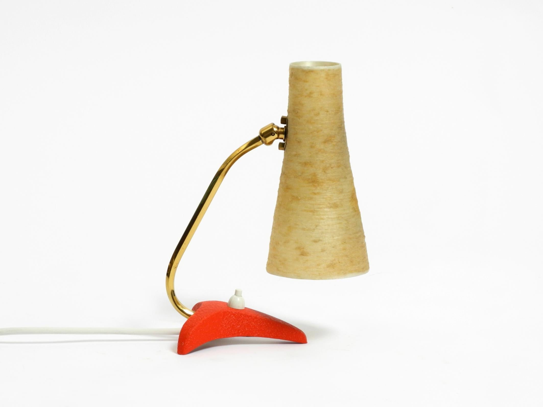 Kleine Krähenfuß-Tischlampe aus der Mitte des Jahrhunderts mit Lampenschirm aus Fiberglas von Cosack (Deutsch) im Angebot