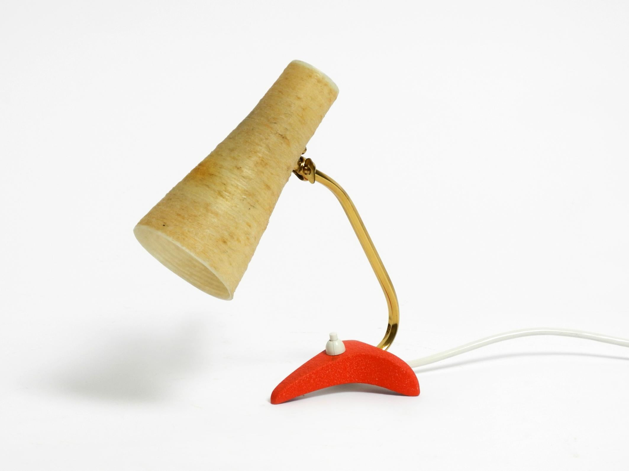 Kleine Krähenfuß-Tischlampe aus der Mitte des Jahrhunderts mit Lampenschirm aus Fiberglas von Cosack im Zustand „Gut“ im Angebot in München, DE