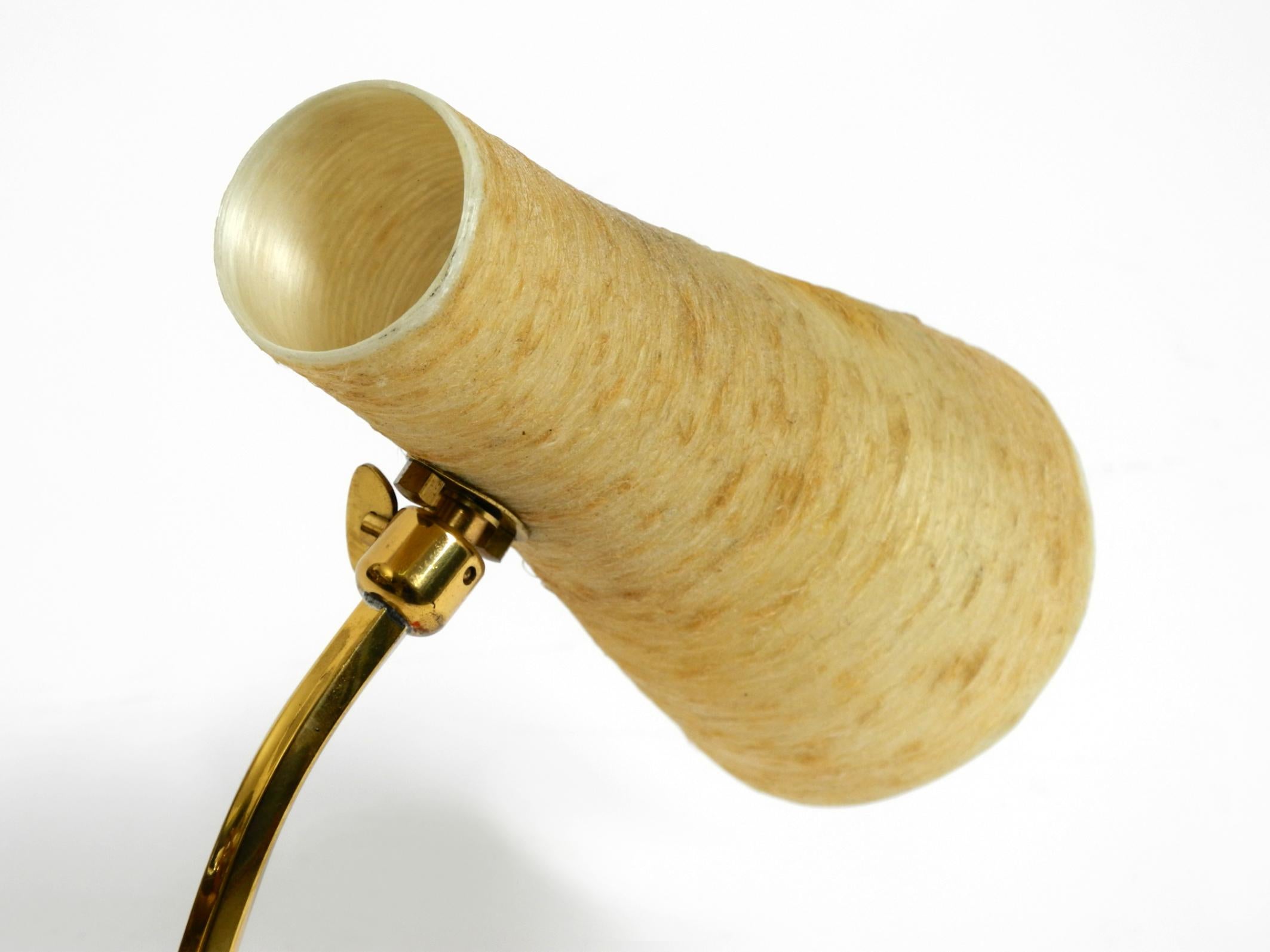 Kleine Krähenfuß-Tischlampe aus der Mitte des Jahrhunderts mit Lampenschirm aus Fiberglas von Cosack (Mitte des 20. Jahrhunderts) im Angebot