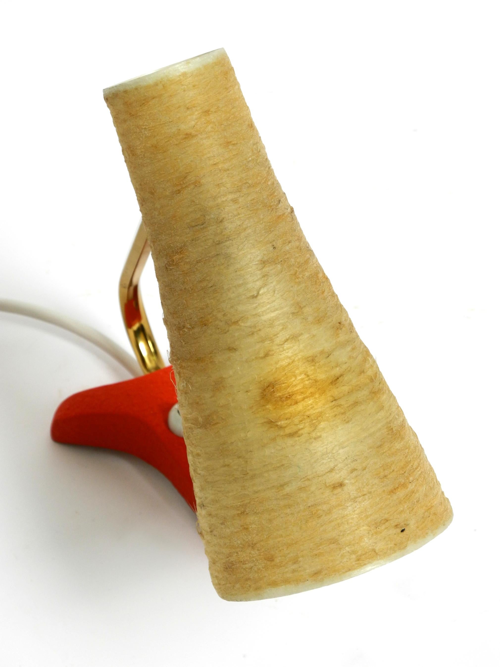 Kleine Krähenfuß-Tischlampe aus der Mitte des Jahrhunderts mit Lampenschirm aus Fiberglas von Cosack (Metall) im Angebot