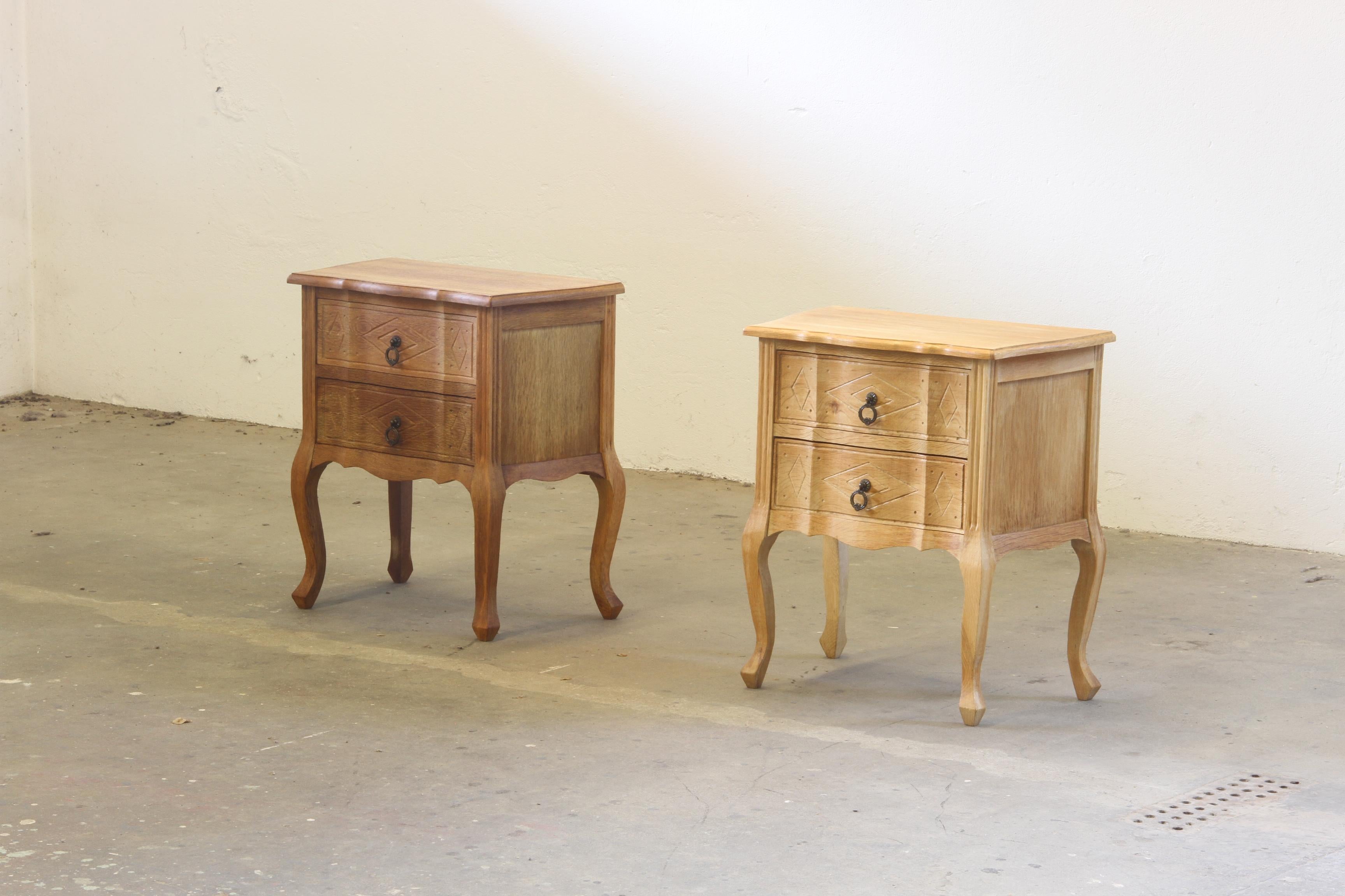 Vintage dänischen Paar Eiche Schränke ist in einwandfreiem Zustand zu arbeiten. Er hat eine schöne Patina und starke Linien, mit einem einfachen und minimalistischen Design. Die nach außen geschwungenen Beine erinnern an französisches Design,