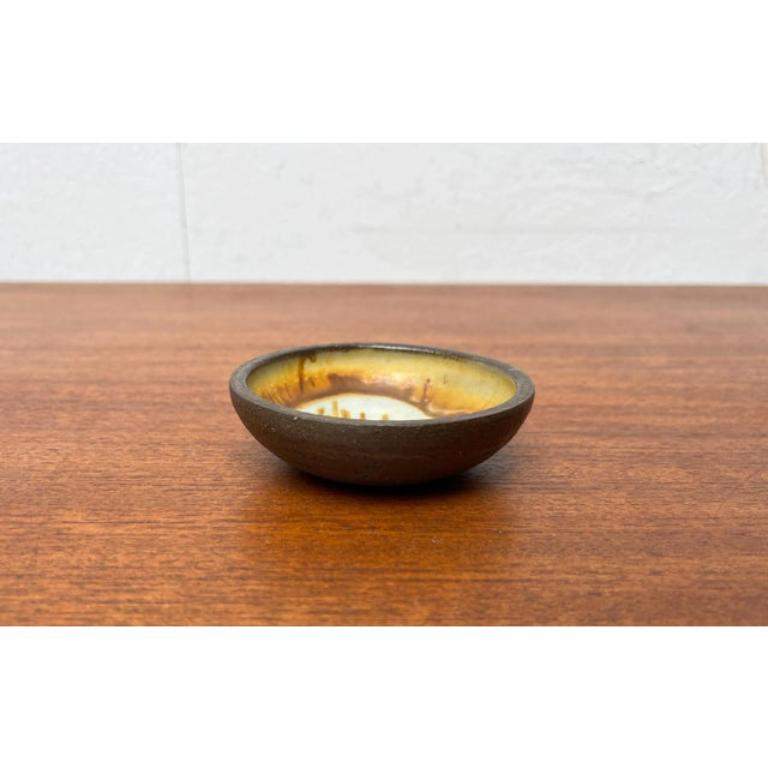 Piccola ciotola in Studio Pottery danese della metà del secolo scorso di Lise Eder per Lise Keramik 1960 in vendita 1