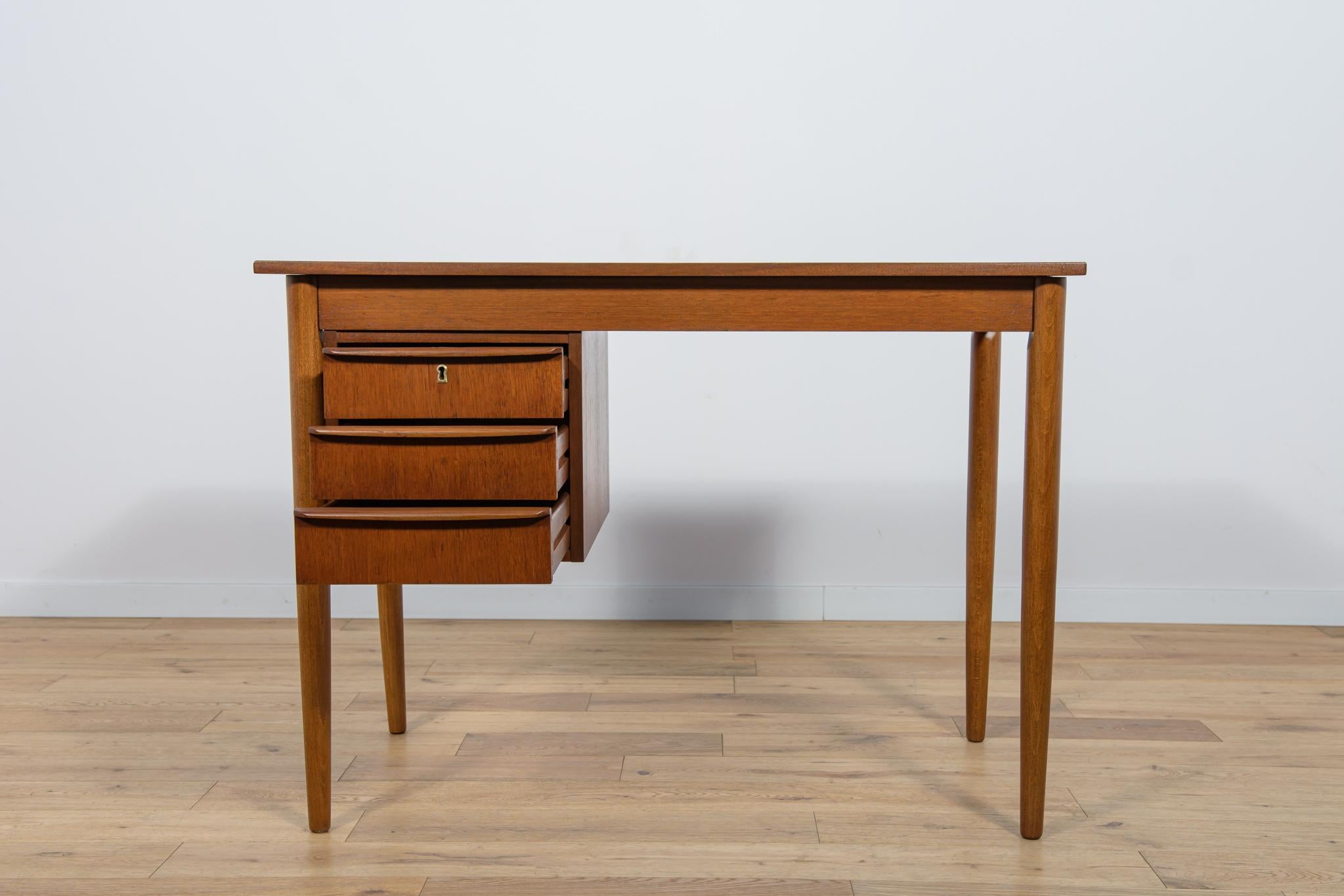 Kleiner dänischer Teakholz-Schreibtisch aus der Jahrhundertmitte, 1960er Jahre im Angebot 3
