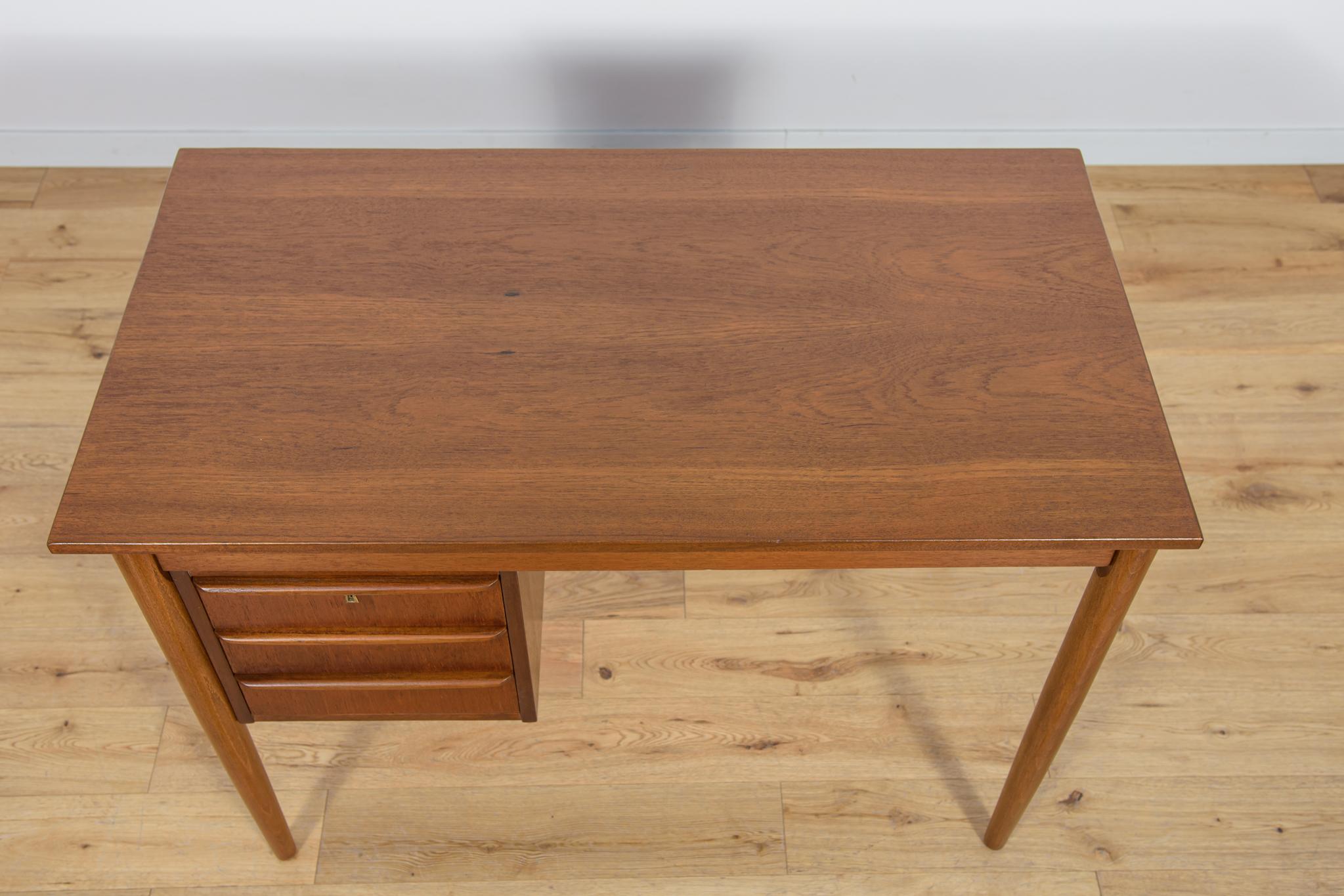 Kleiner dänischer Teakholz-Schreibtisch aus der Jahrhundertmitte, 1960er Jahre im Angebot 4