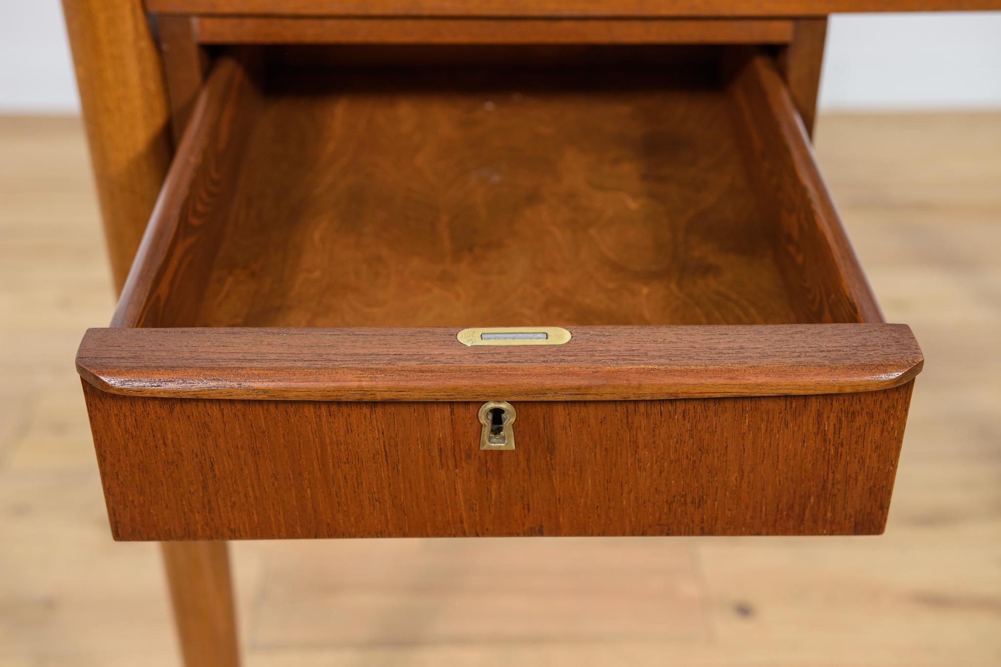 Kleiner dänischer Teakholz-Schreibtisch aus der Jahrhundertmitte, 1960er Jahre im Angebot 6