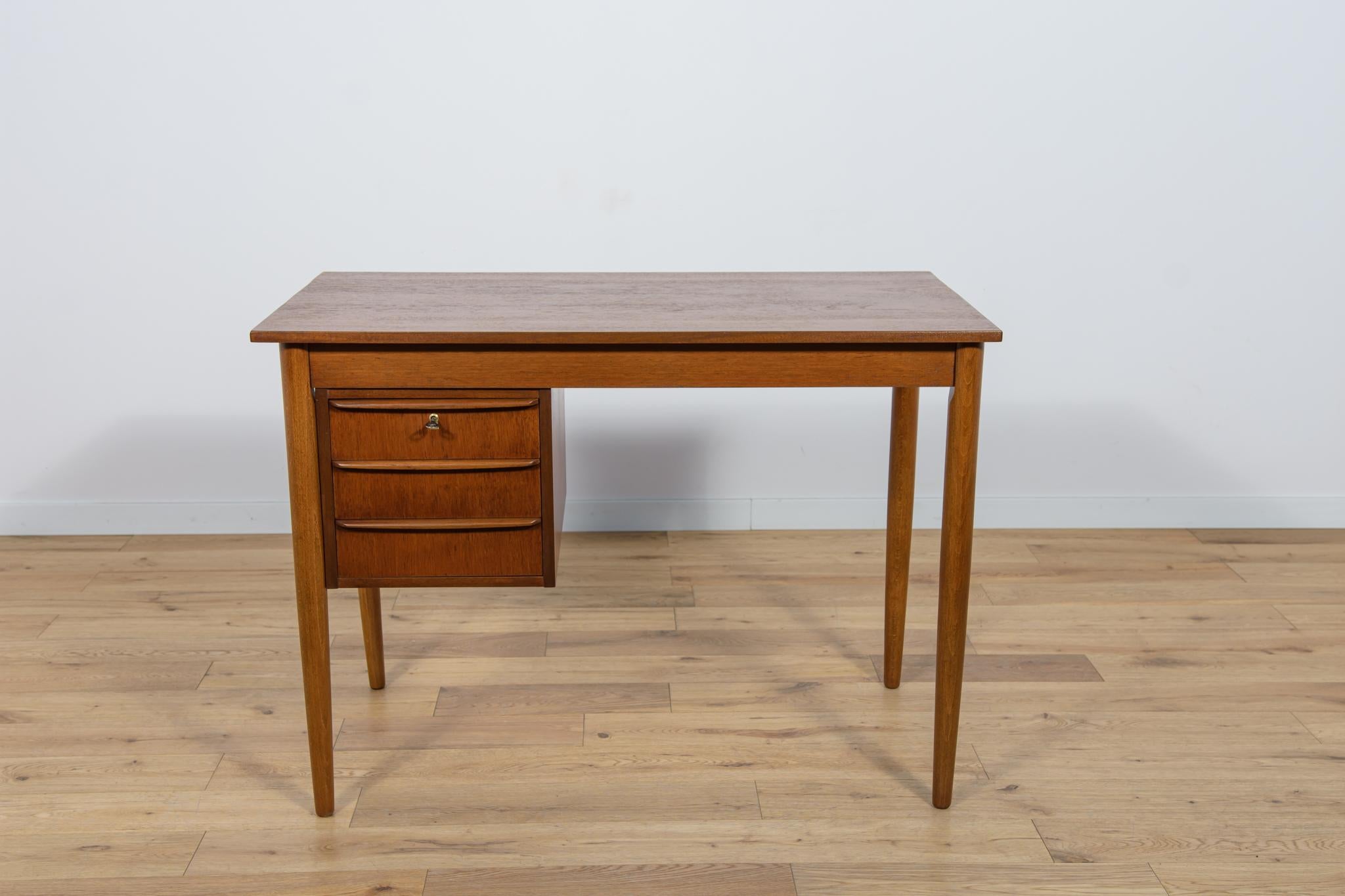 Kleiner dänischer Teakholz-Schreibtisch aus der Jahrhundertmitte, 1960er Jahre (Moderne der Mitte des Jahrhunderts) im Angebot