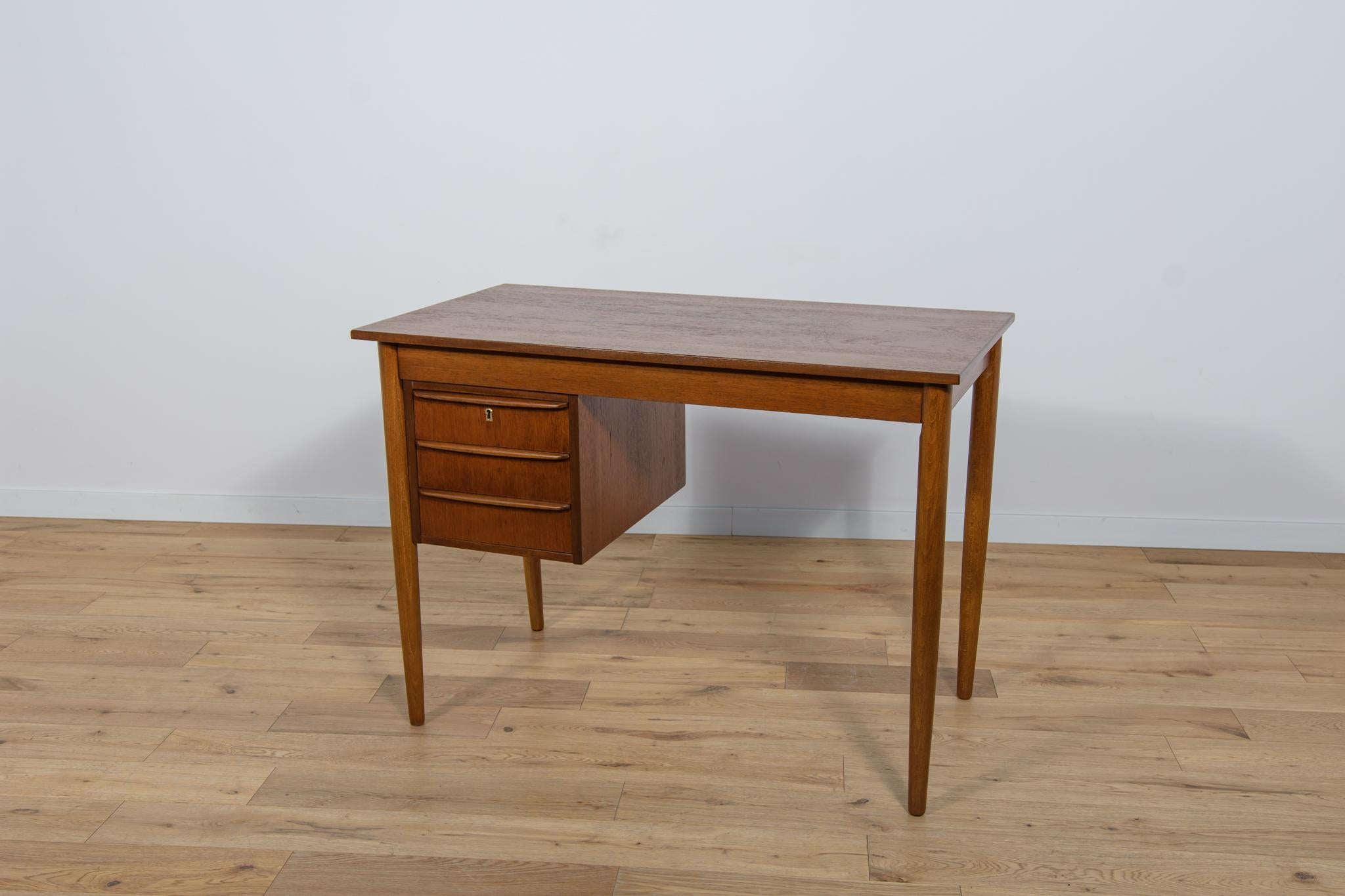 Kleiner dänischer Teakholz-Schreibtisch aus der Jahrhundertmitte, 1960er Jahre (Holzarbeit) im Angebot