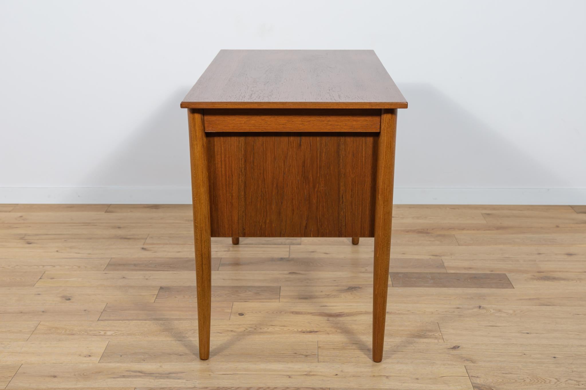 Small Mid-Century Danish Teak Desk, 1960s In Excellent Condition For Sale In GNIEZNO, 30