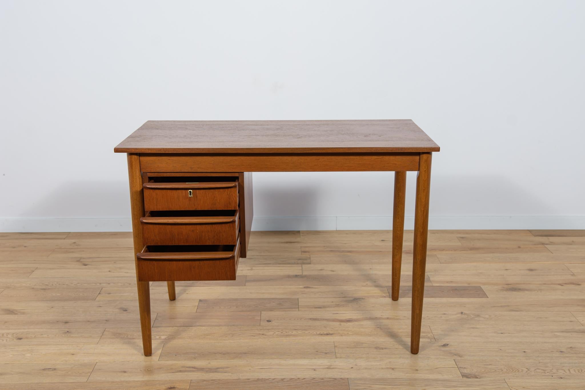 Kleiner dänischer Teakholz-Schreibtisch aus der Jahrhundertmitte, 1960er Jahre im Angebot 2