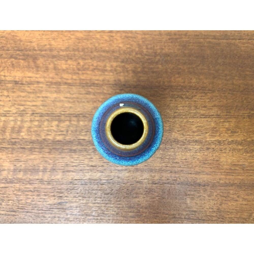 Piccolo vaso danese di metà secolo di Søholm, anni '60, in ottime condizioni. Progettato tra il 1960 e il 1969 Questo pezzo ha un marchio di attribuzione.

Informazioni aggiuntive:
Materiali: Ceramica
Colore: blu
Periodo: 1960s
Paese di origine: