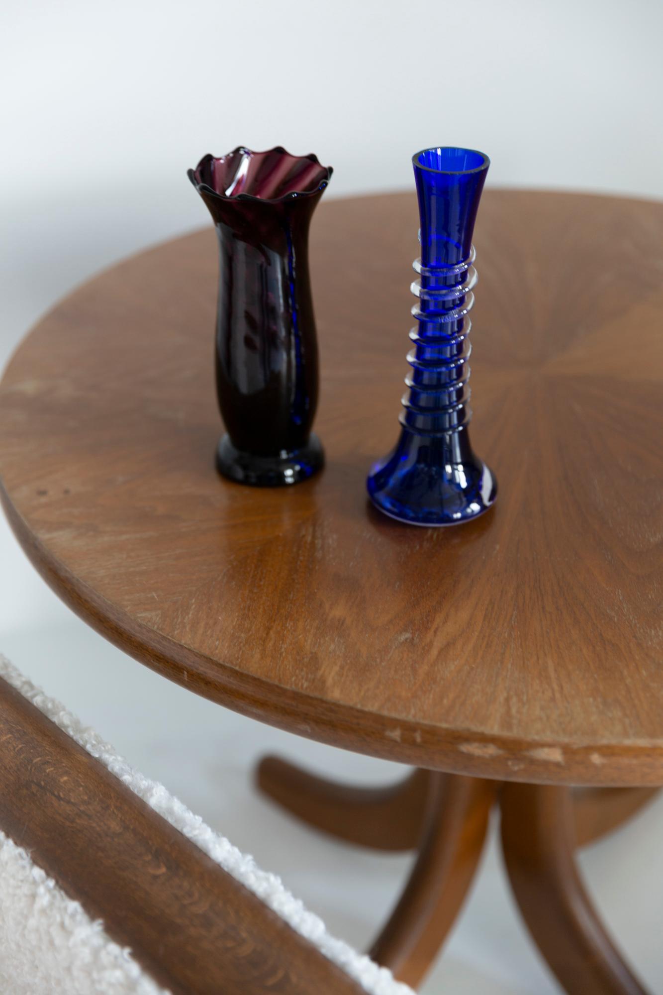 Tiefrote burgunderfarbene Vase in erstaunlich organischer Form. Produziert in den 1960er Jahren.
Glas in perfektem Zustand. Die Vase sieht aus, als wäre sie gerade erst aus der Schachtel genommen worden.

Keine Zacken, Mängel etc. Die äußere