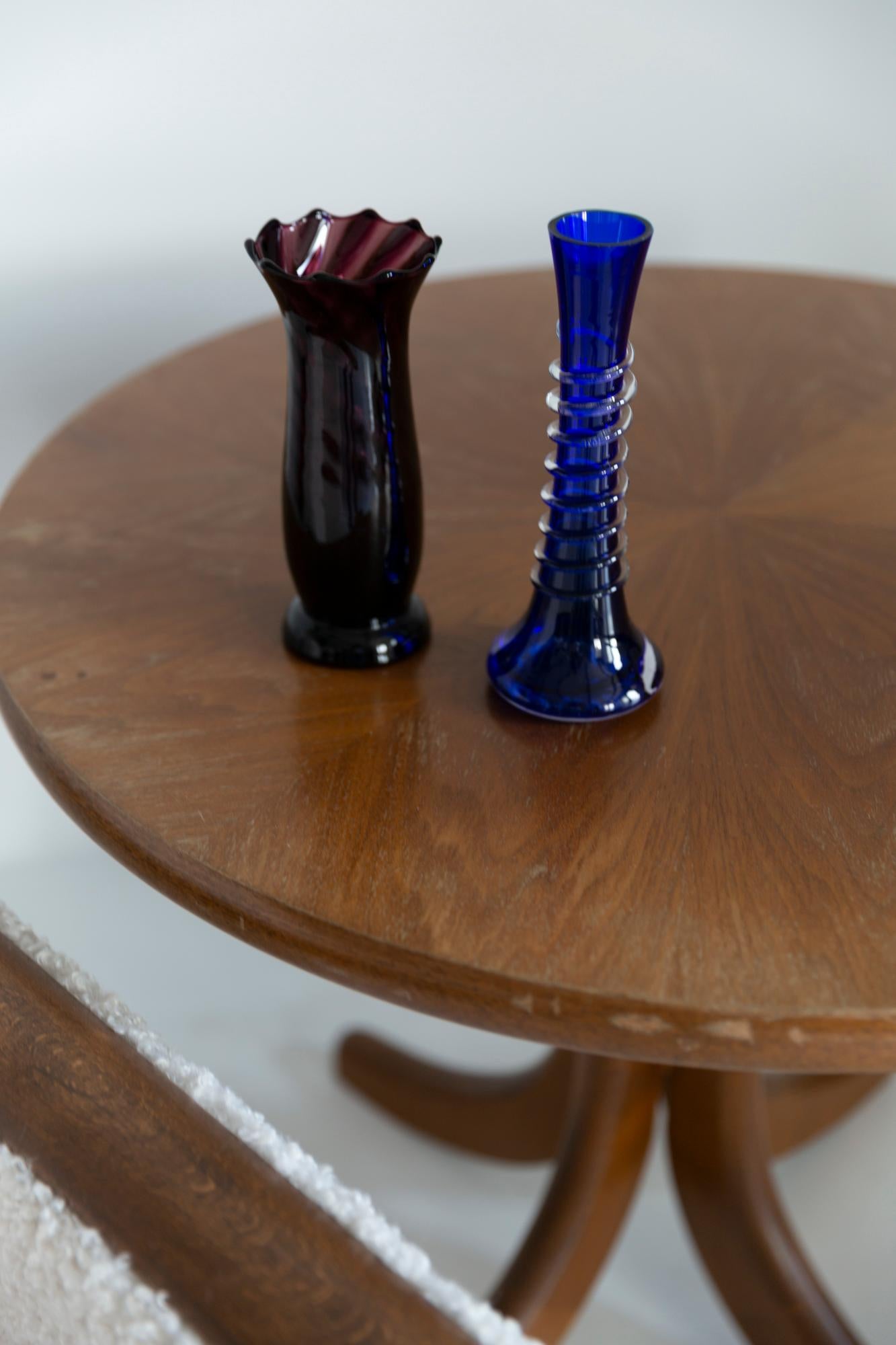 Kleine tiefrote burgunderfarbene Vase aus der Mitte des Jahrhunderts, Europa, 1960er Jahre (Moderne der Mitte des Jahrhunderts) im Angebot