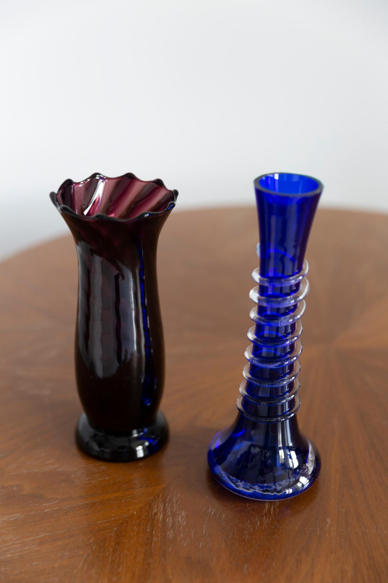 Kleine tiefrote burgunderfarbene Vase aus der Mitte des Jahrhunderts, Europa, 1960er Jahre (Italienisch) im Angebot