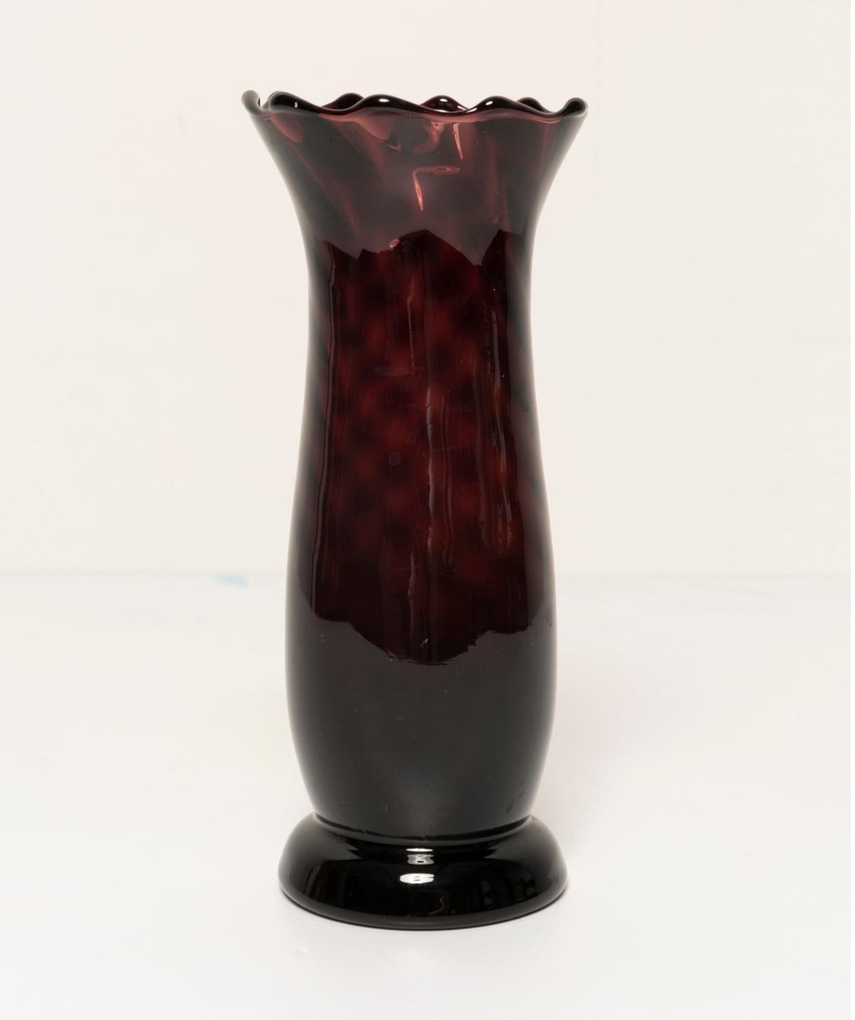 Kleine tiefrote burgunderfarbene Vase aus der Mitte des Jahrhunderts, Europa, 1960er Jahre (20. Jahrhundert) im Angebot