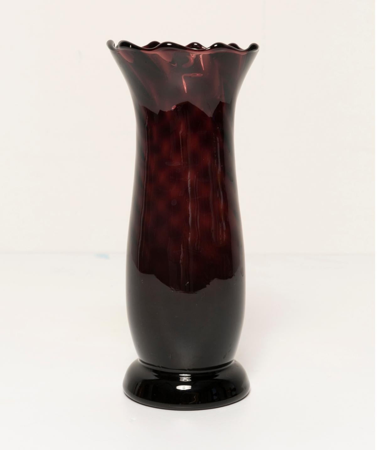 20ième siècle Petit vase bordeaux rouge foncé mi-siècle, Europe, années 1960 en vente