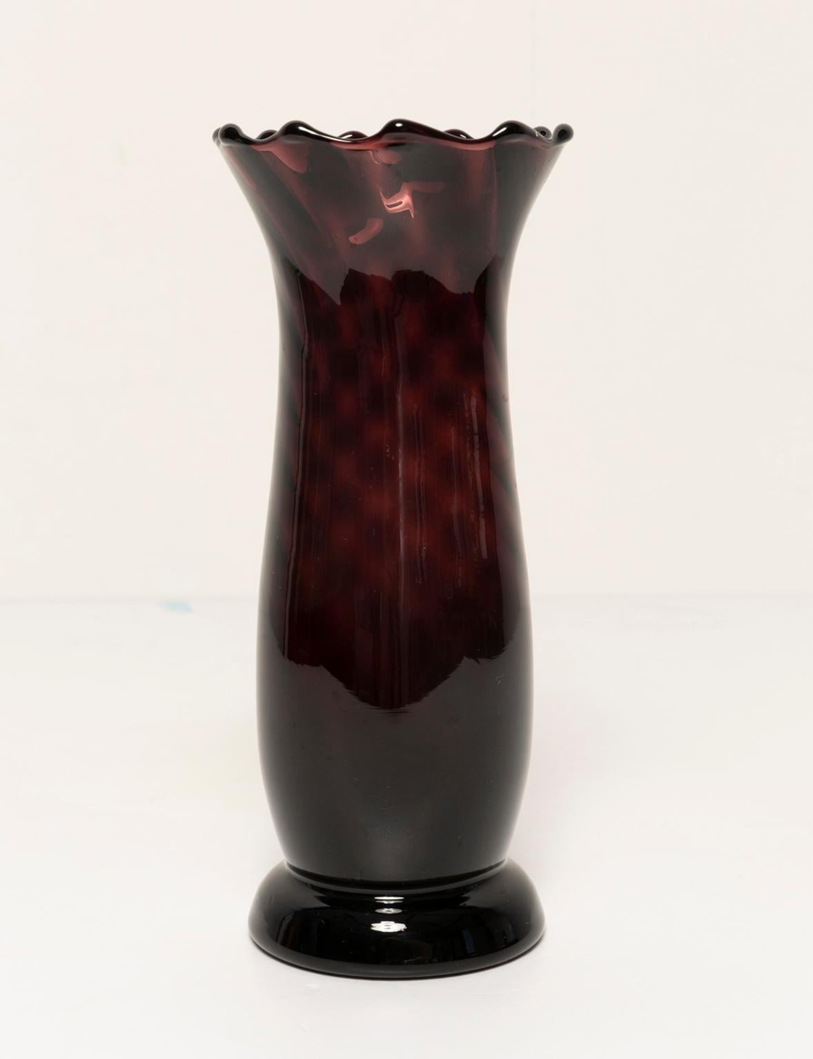 Kleine tiefrote burgunderfarbene Vase aus der Mitte des Jahrhunderts, Europa, 1960er Jahre (Glas) im Angebot