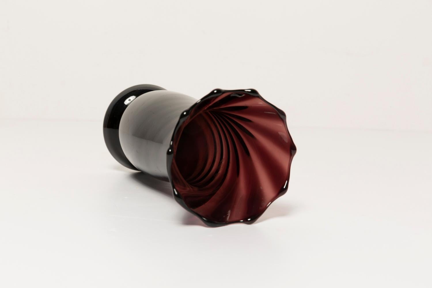 Kleine tiefrote burgunderfarbene Vase aus der Mitte des Jahrhunderts, Europa, 1960er Jahre im Angebot 1