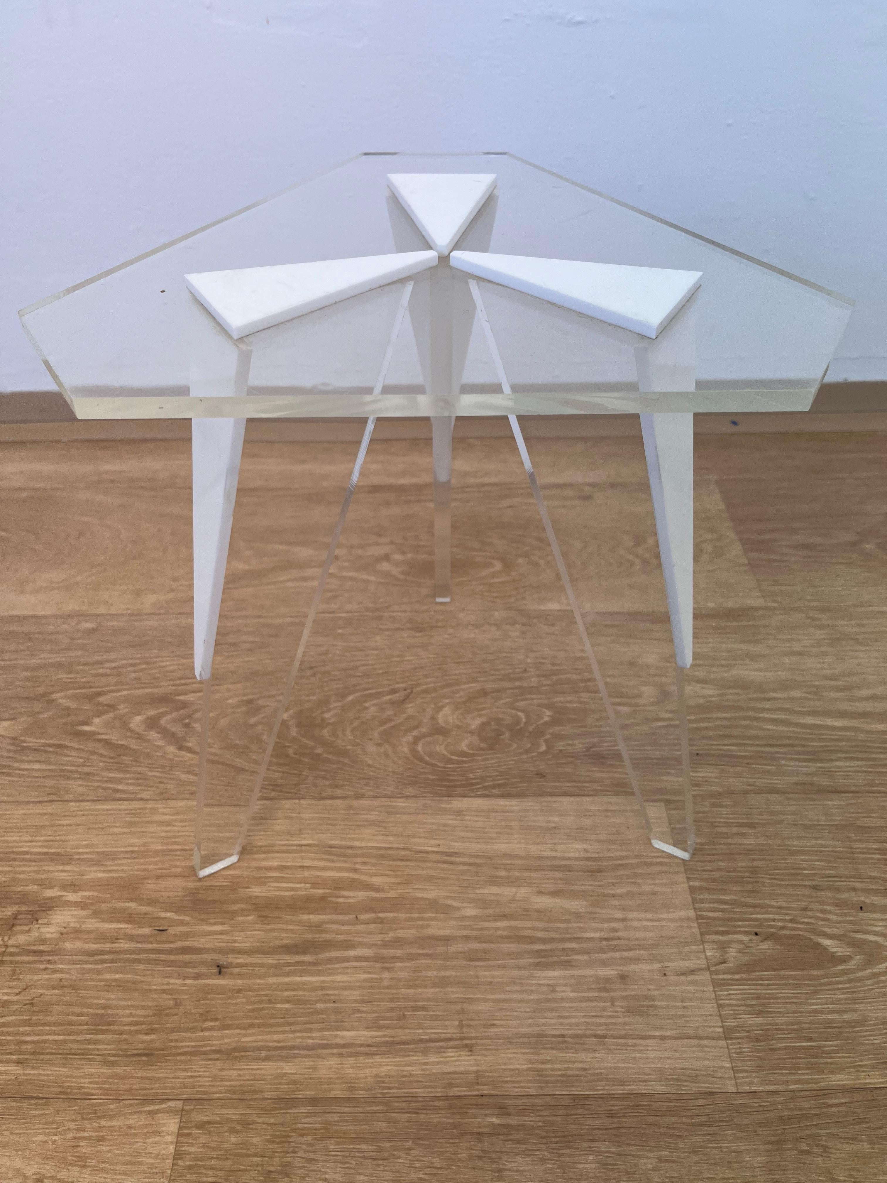 Allemand Petite table d'appoint ou table à fleurs en lucite mi-siècle, 1970 en vente