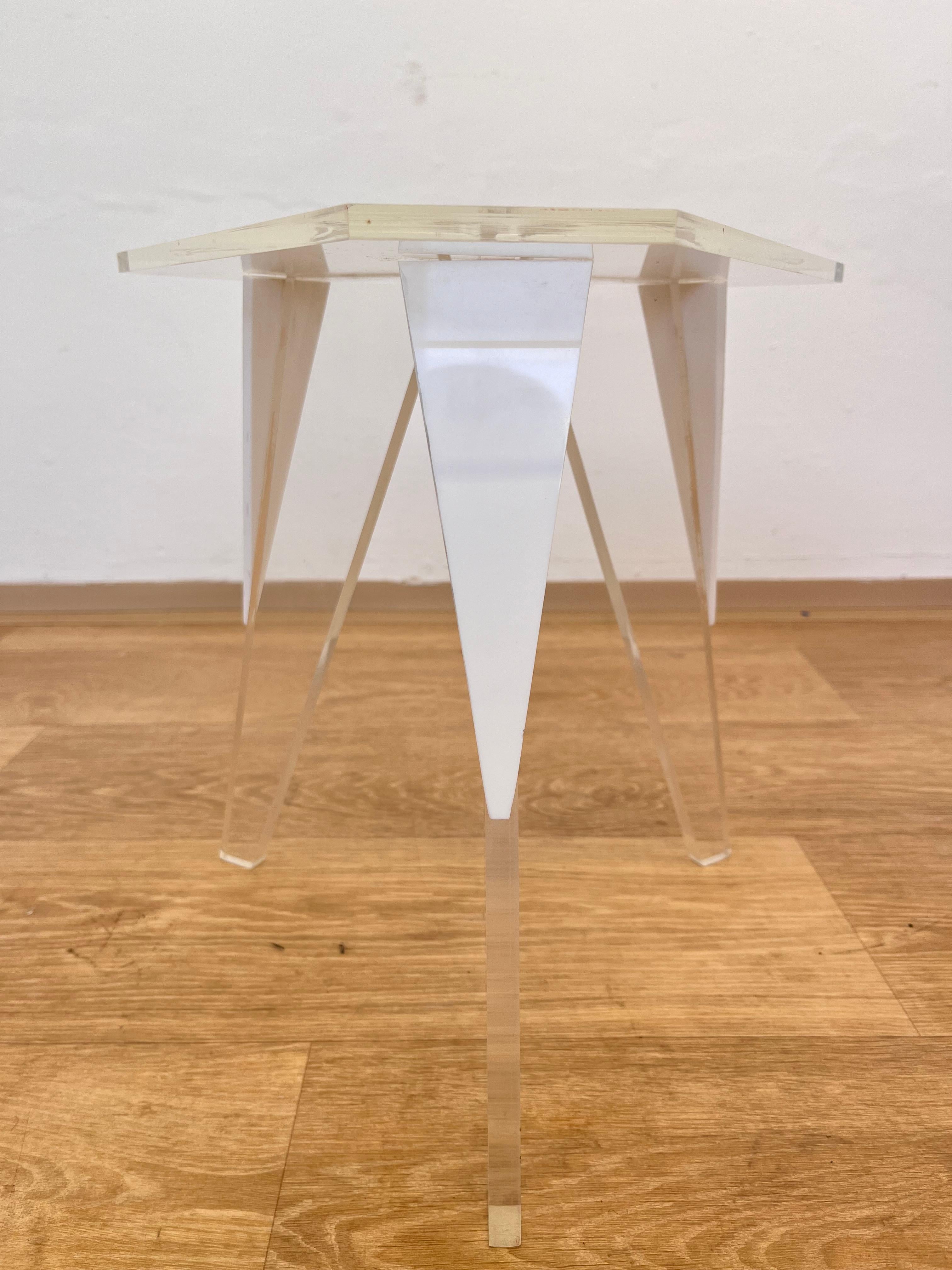 Fin du 20e siècle Petite table d'appoint ou table à fleurs en lucite mi-siècle, 1970 en vente