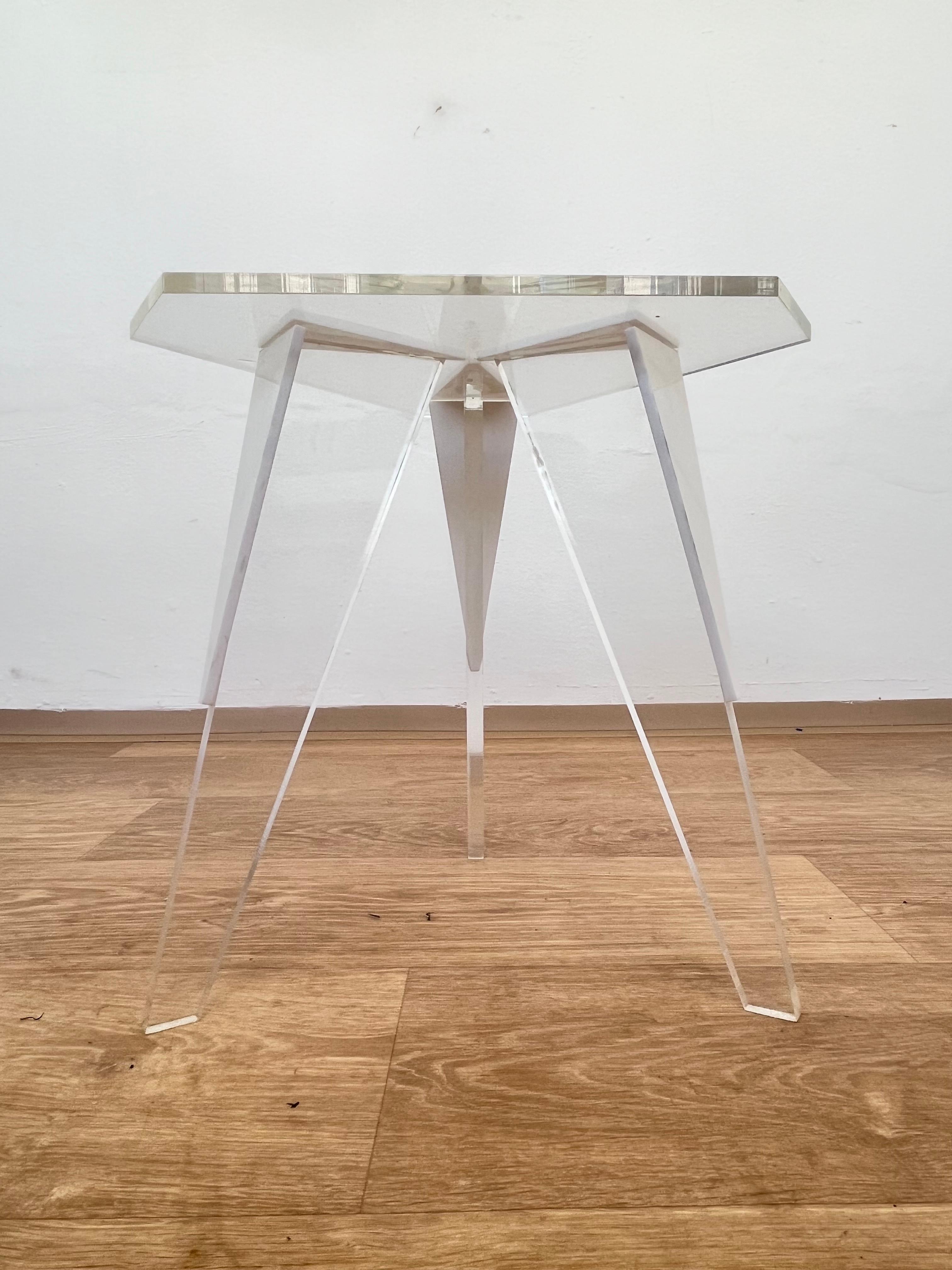 Petite table d'appoint ou table à fleurs en lucite mi-siècle, 1970 en vente 1