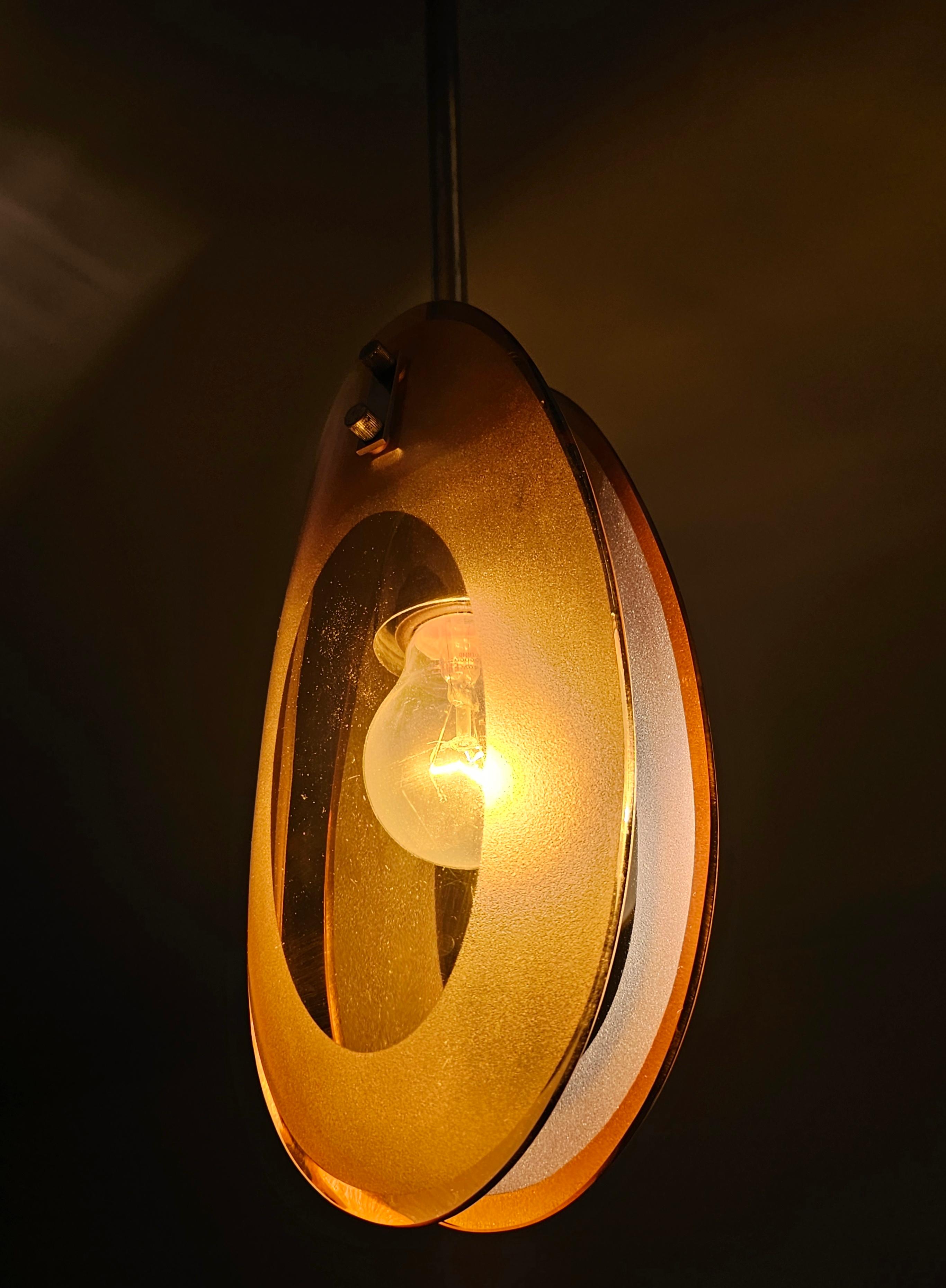 Petite suspension suspendue mi-siècle en verre de Murano ambré attribuée à Max Ingrand en vente 3