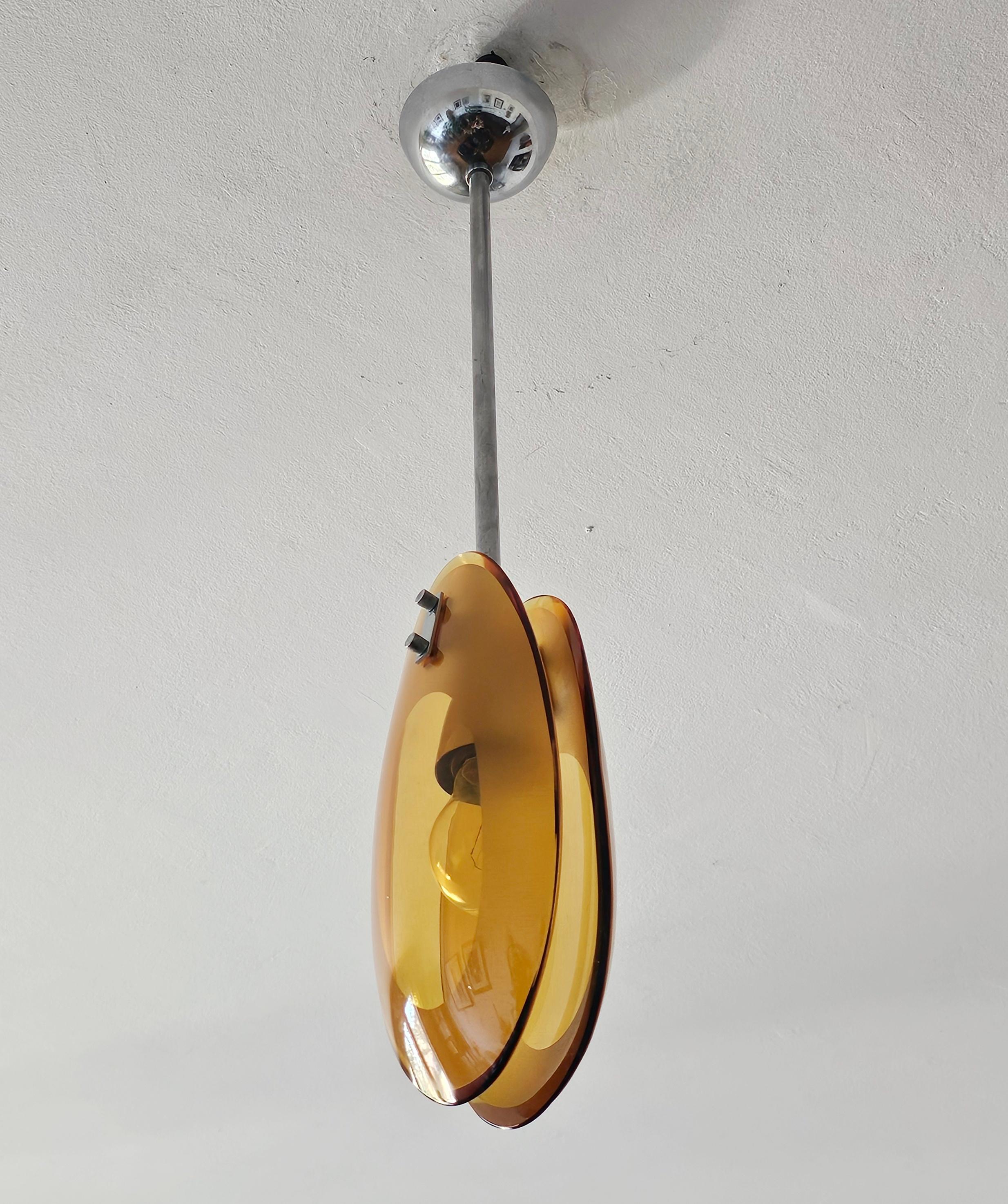 Vous trouverez dans cette annonce une magnifique petite lampe suspendue de style moderne du milieu du siècle, réalisée en verre de Murano de couleur ambre, avec un design caractéristique de Max Ingrand et du travail qu'il a réalisé pour Fontana