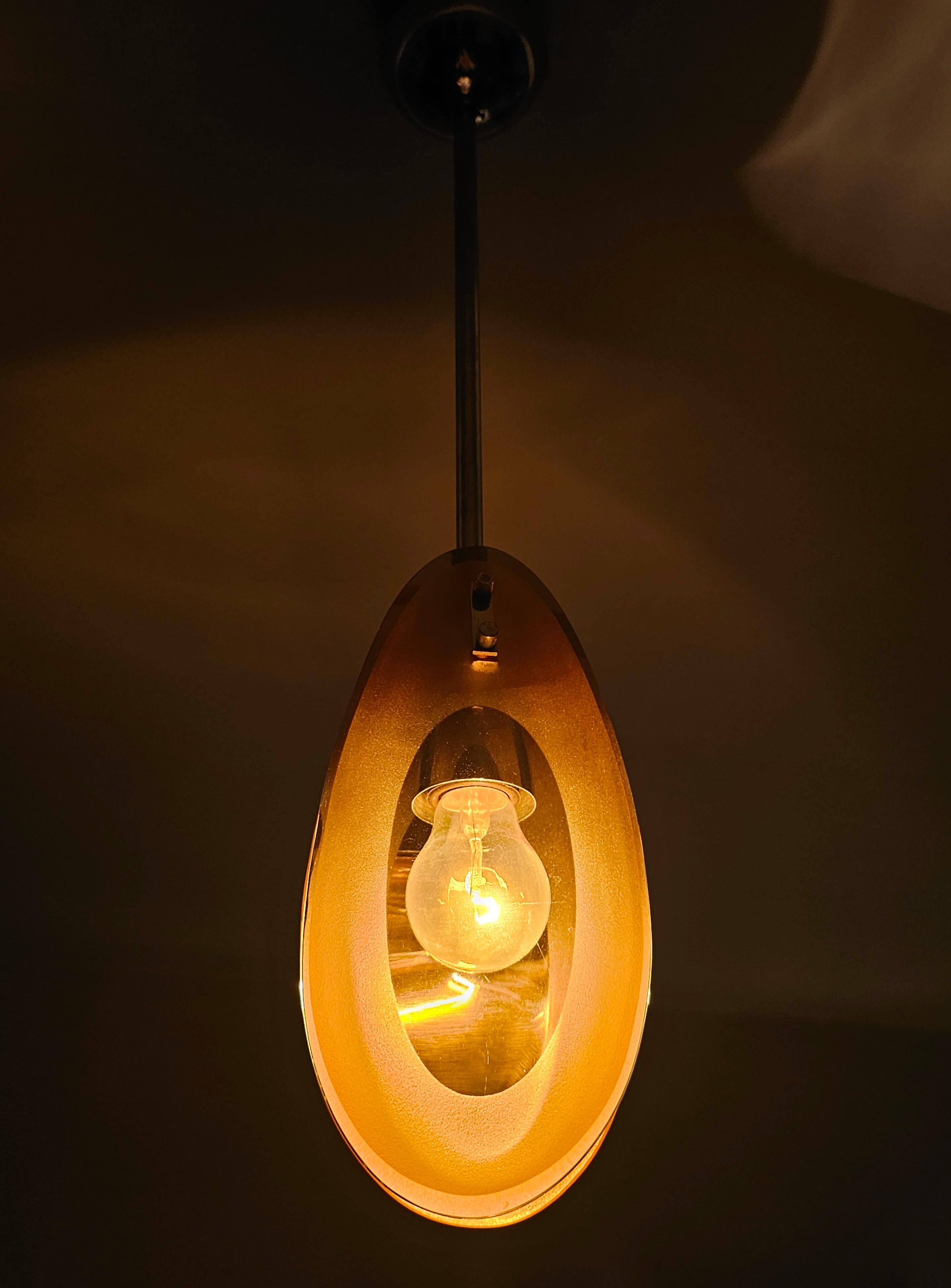 italien Petite suspension suspendue mi-siècle en verre de Murano ambré attribuée à Max Ingrand en vente