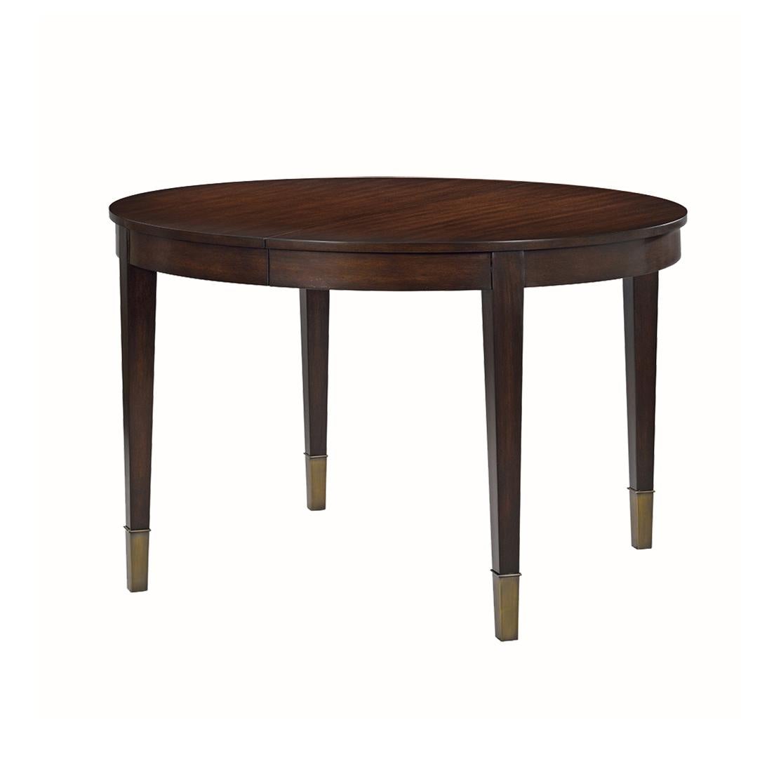 Alliant parfaitement un design intemporel à une fonctionnalité moderne, cette table est conçue pour devenir la pièce maîtresse de votre salle à manger.

Le plateau ovale, les pieds fuselés et les ferrules en laiton confèrent à cette table un style