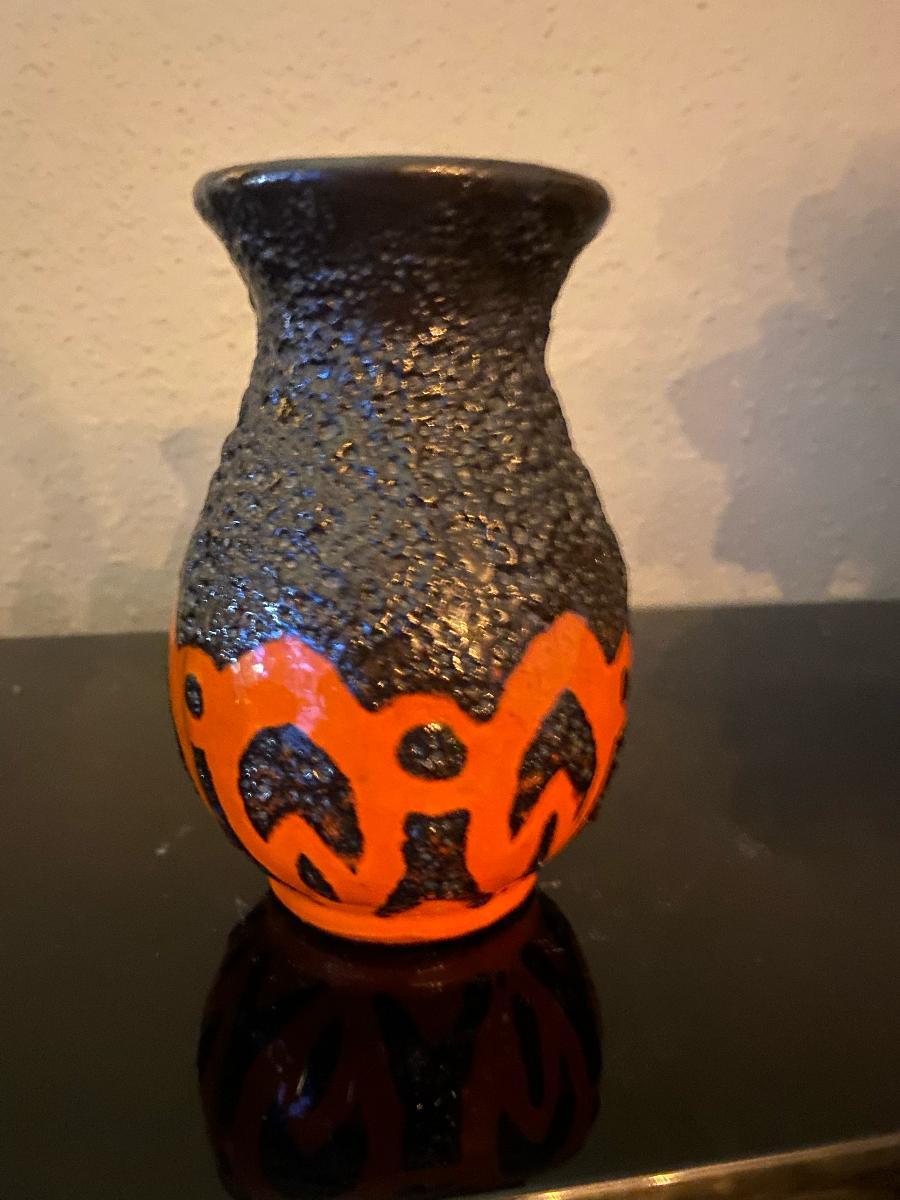 Charming little Fat Lava Vase by ES Keramik.
ES Keramik was founded in Rheinbach in 1921 by Josef Emons & Söhne. The company was split in 1948 (due to financial difficulties resulting from the war). This split formed two factories (ES and Marei).