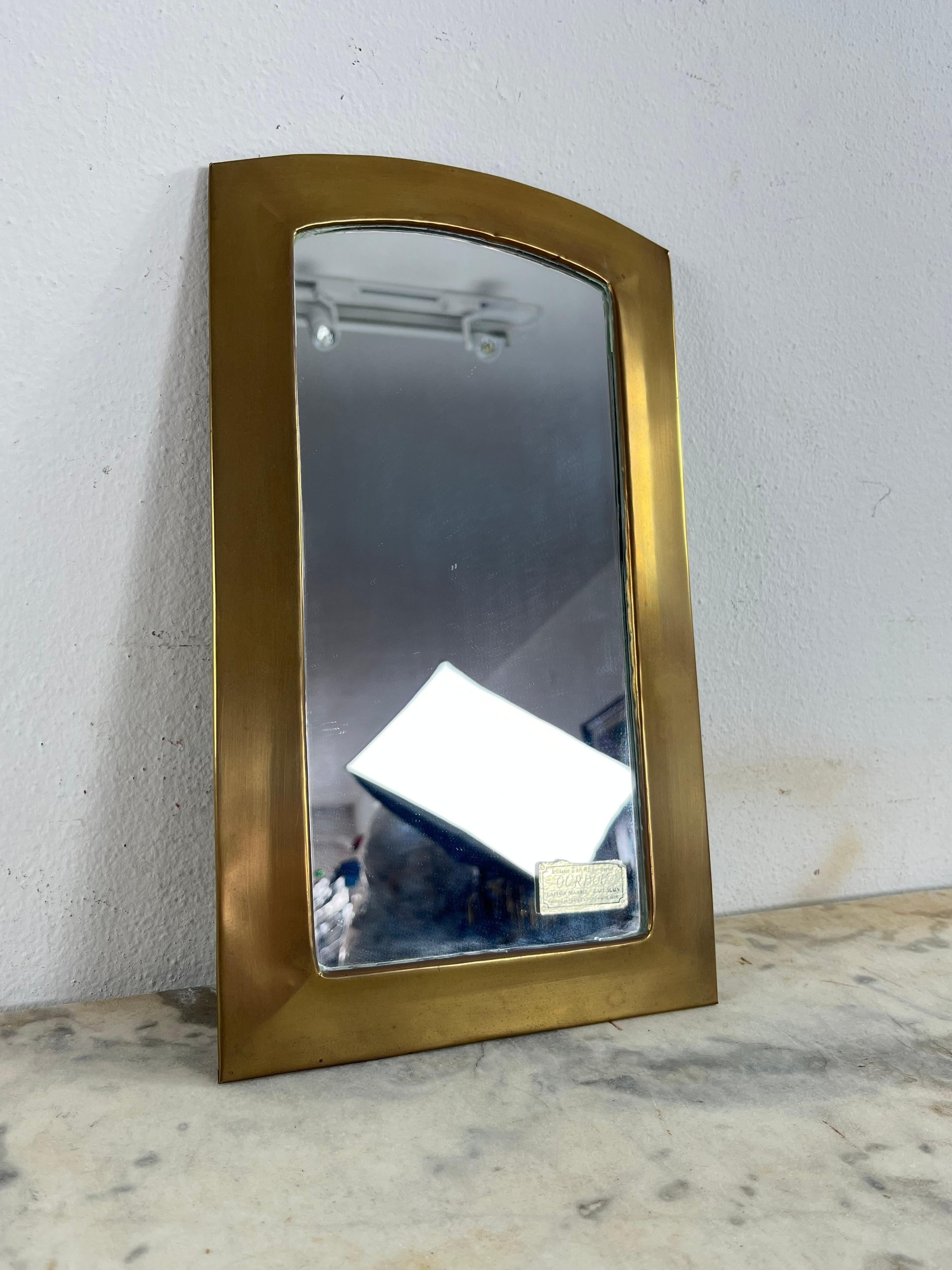 Laiton Petit miroir mural français en laiton du milieu du siècle, années 1950 en vente