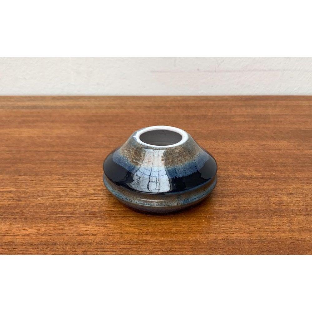 Piccolo vaso in ceramica tedesca di metà secolo, anni '60, in ottime condizioni. Progettato dal 1960 al 1969.

Informazioni aggiuntive:
Materiali: Ceramica
Colore: blu
Stili: Medioevo Moderno
Paese di origine: Germania
Tipo di articolo: Vintage,