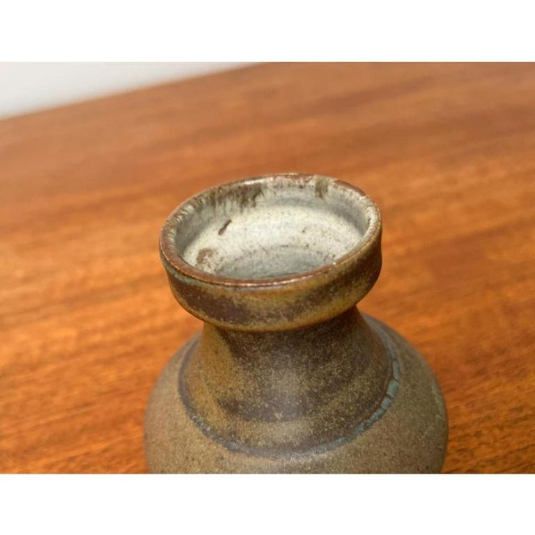 Piccolo vaso di Studio Pottery di Liebfriede Bernstiel, anni '60, in ottime condizioni. Progettato tra il 1960 e il 1969 Questo pezzo ha un marchio di attribuzione, sono sicuro che sia completamente autentico e mi assumo la piena responsabilità per