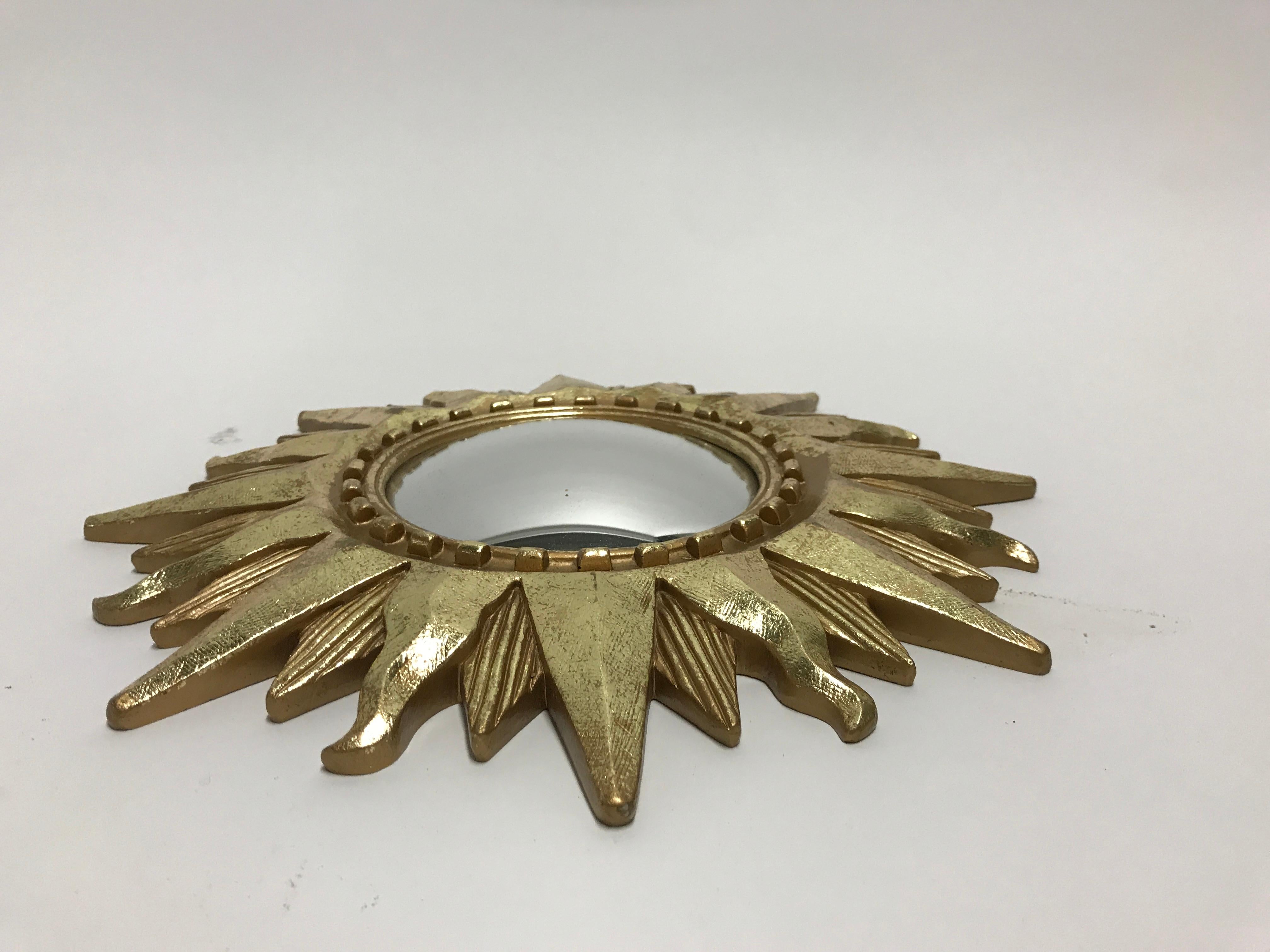 Small gilded resin sunburst mirror with convex mirror glass.

The golden mirror is in a very good condition.

Great as a single piece or to add to a collection to fill the wall!

1970s - France

Pristine