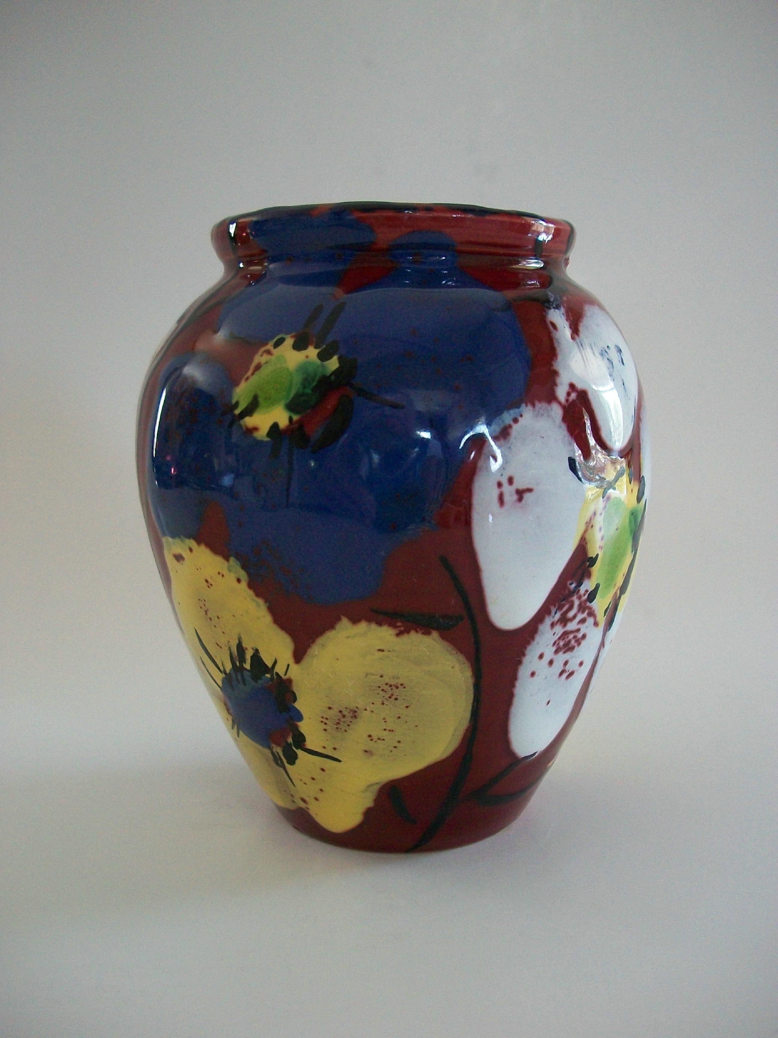 Vaso in terracotta dipinta e smaltata a mano della metà del secolo scorso - dimensioni ridotte - lavorazione a ruota - profusione astratta di fiori multicolori sulla circonferenza del vaso - fondo e interno in smalto rosso - finitura lucida - non